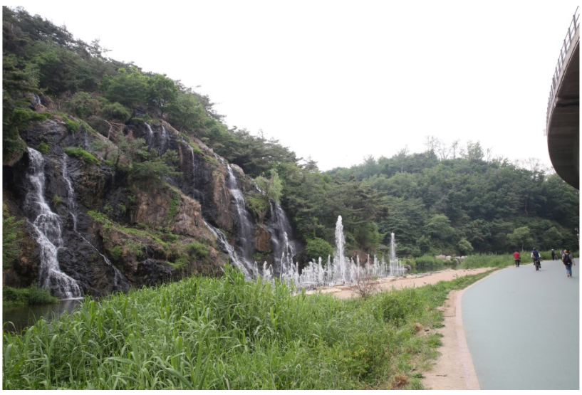 폭포가 보이는 이미지