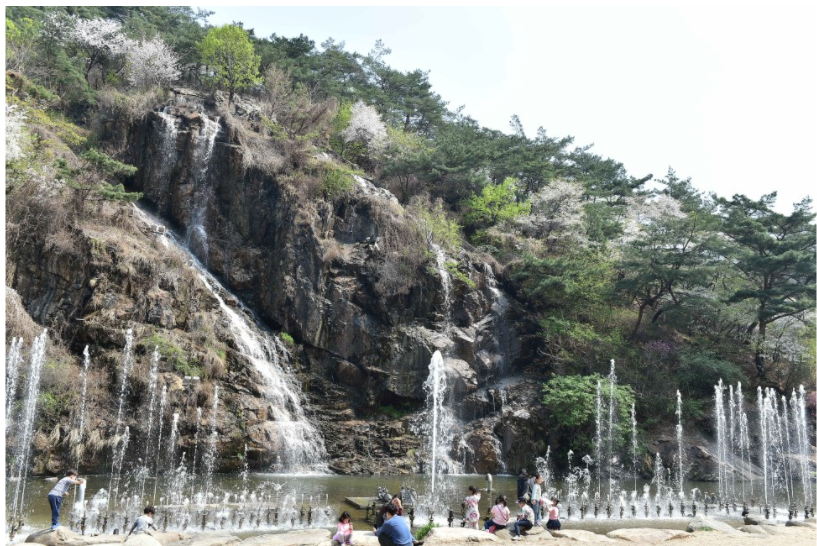 폭포와 분수가 있는 이미지