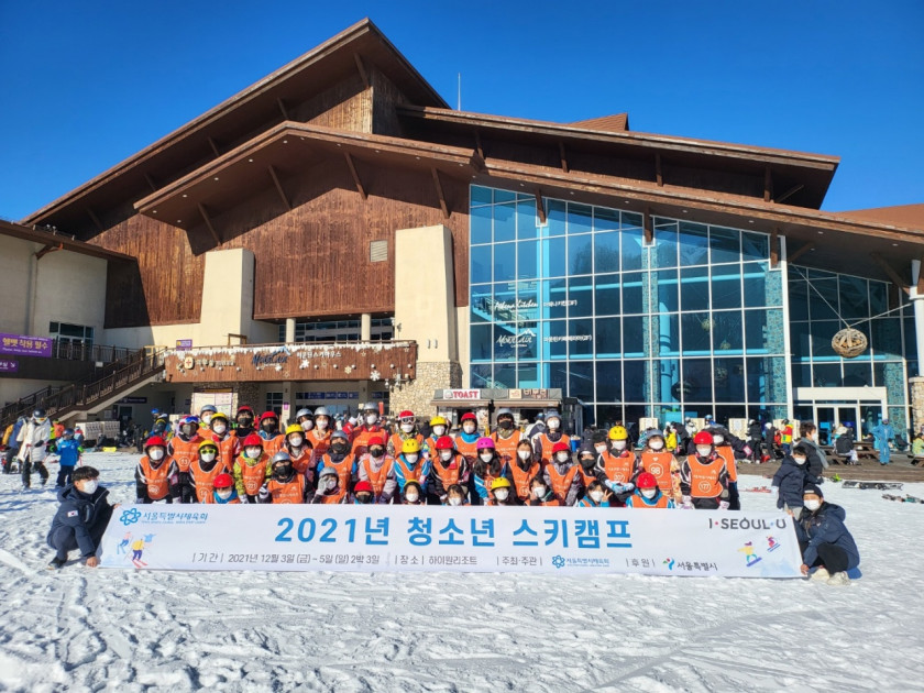 단체사진 찍고 있는 이미지