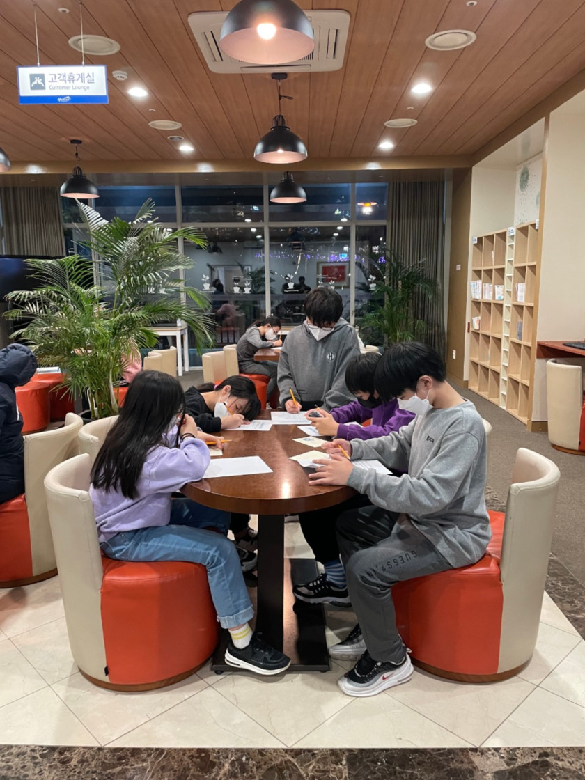 책상에서 글 작성중인 이미지