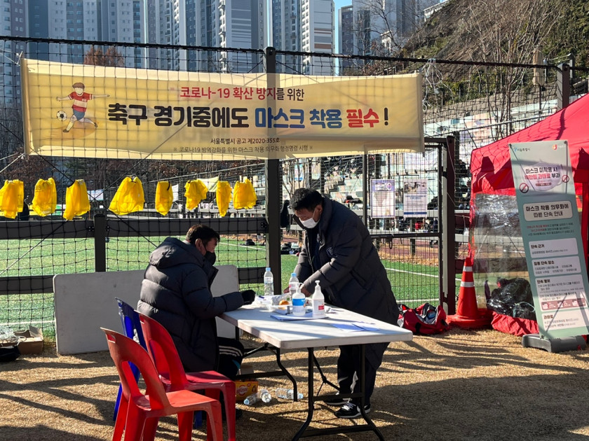 탁자에서 정리중인 이미지
