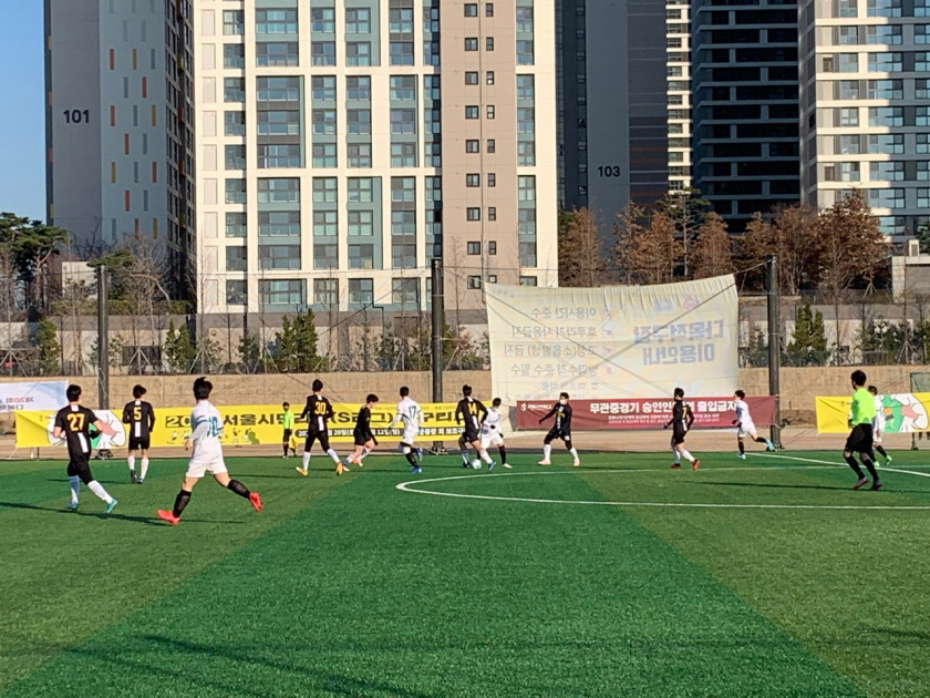 축구중인 선수들 이미지