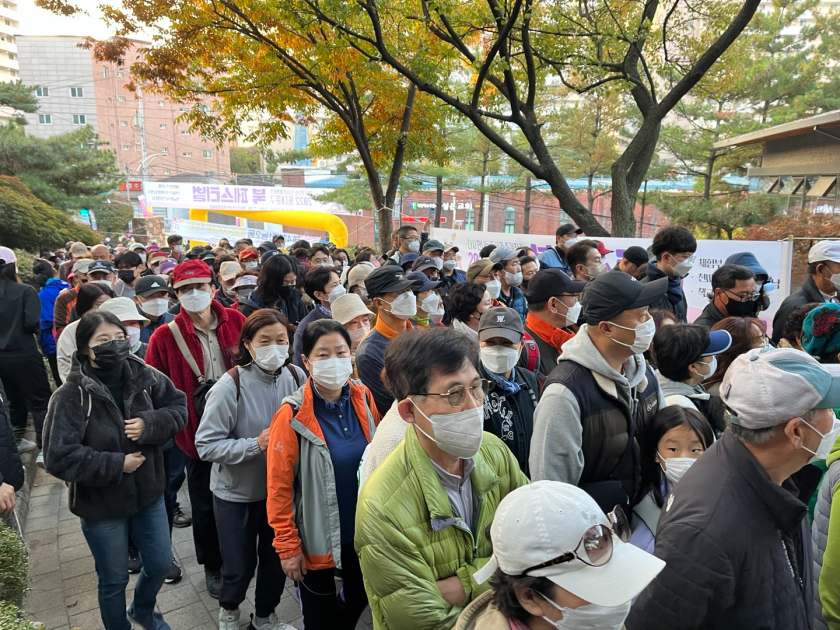 길을 가득 채운 인원