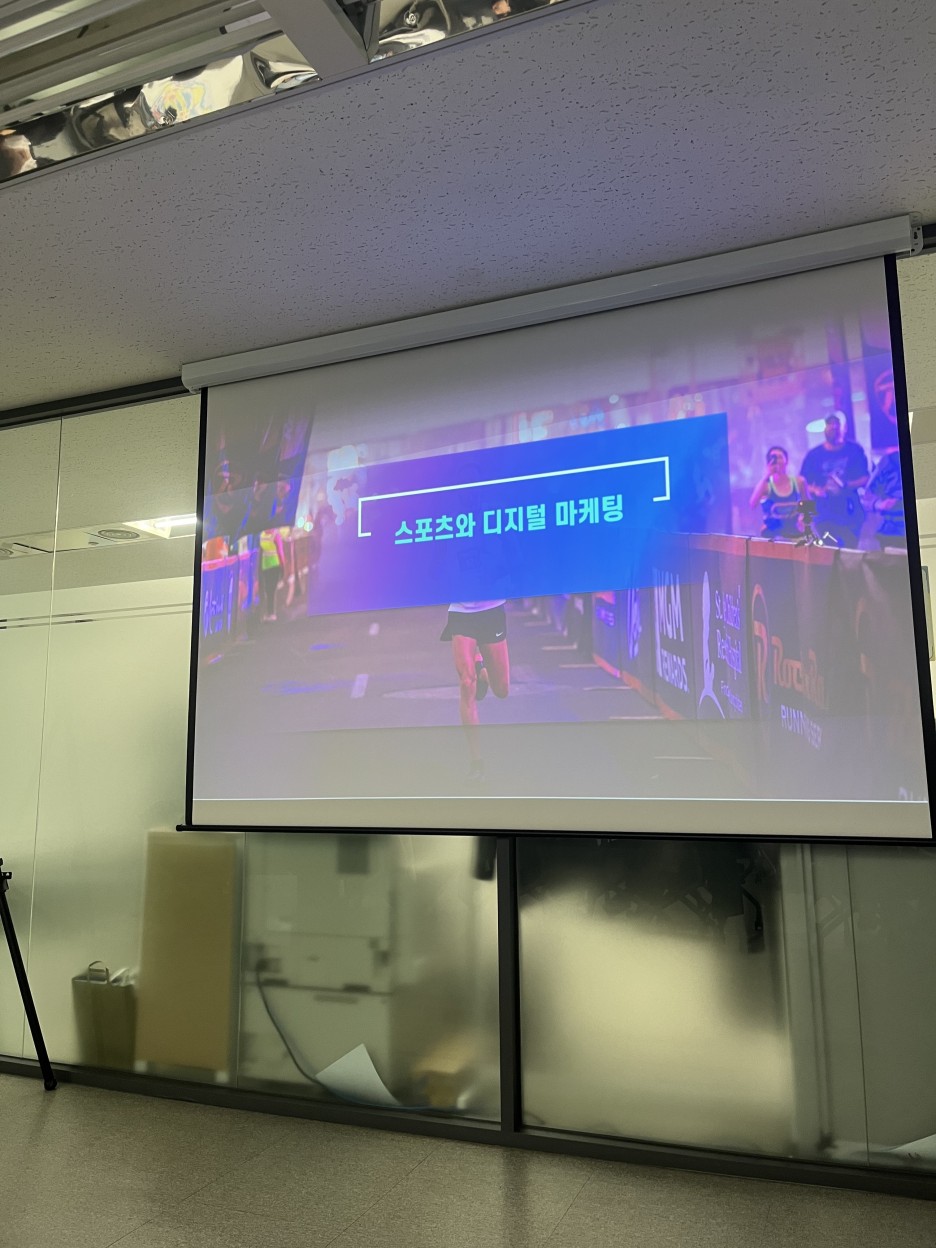 %EC%97%AD%EB%9F%89%EA%B5%90%EC%9C%A1.jpg 서울시 로고가 있는 단체티와
핫둘핫둘서울이 적혀있는 보틀도 받았답니다!