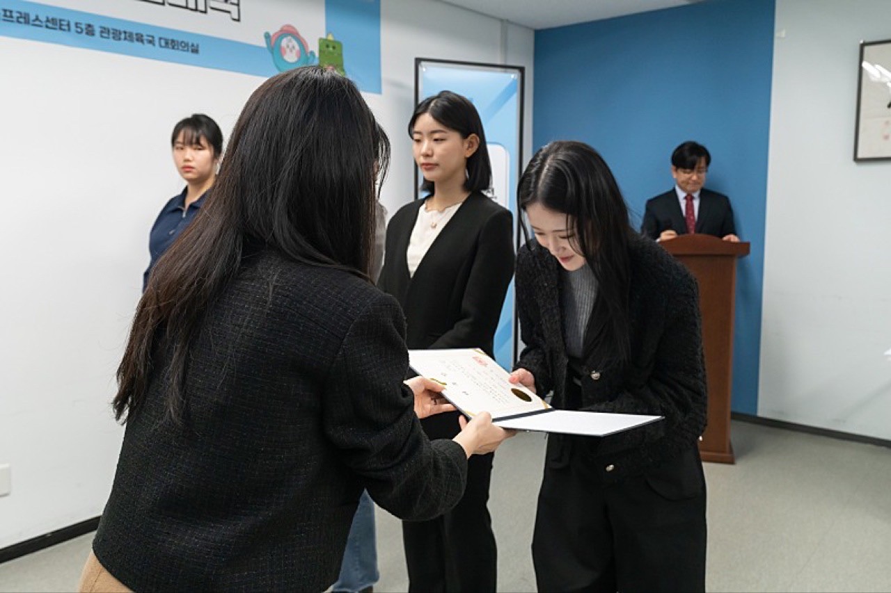 IMG_1537.jpg 기자증 얼른 받고싶다..? 단체복은 어떨까..? 설레는 마음 ??
식사 메뉴까지 고려해 주는 서울시 정말 세심하고 배려 넘치지 않나요?!