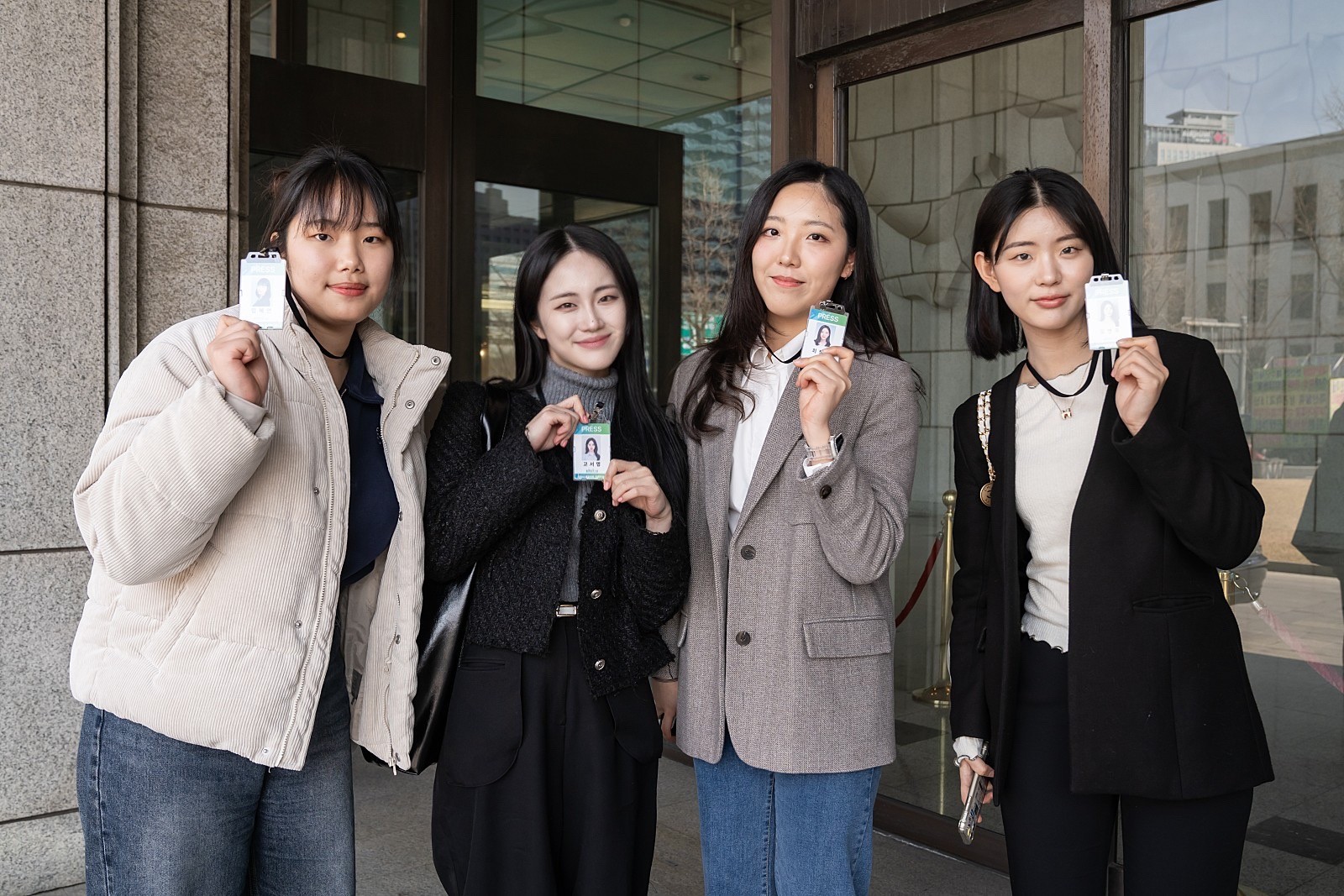 IMG_2483.jpg 식사 후 단체복을 입고 기념 촬영을 했습니다 :)
날씨까지 반겨주는 날이네요