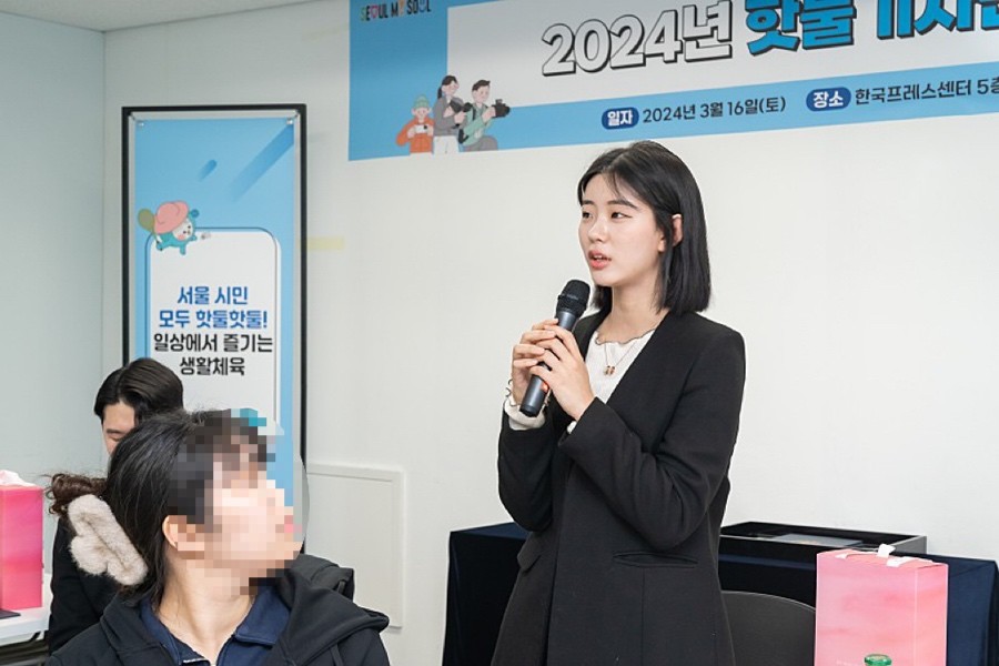 output_260442567.jpg 5층으로 올라가니 생각보다 많은 인원에 놀라고
다양한 다과들과 서울시 측에서 준비해 주신
단체복 등 소정의 선물을 지급받았습니다.