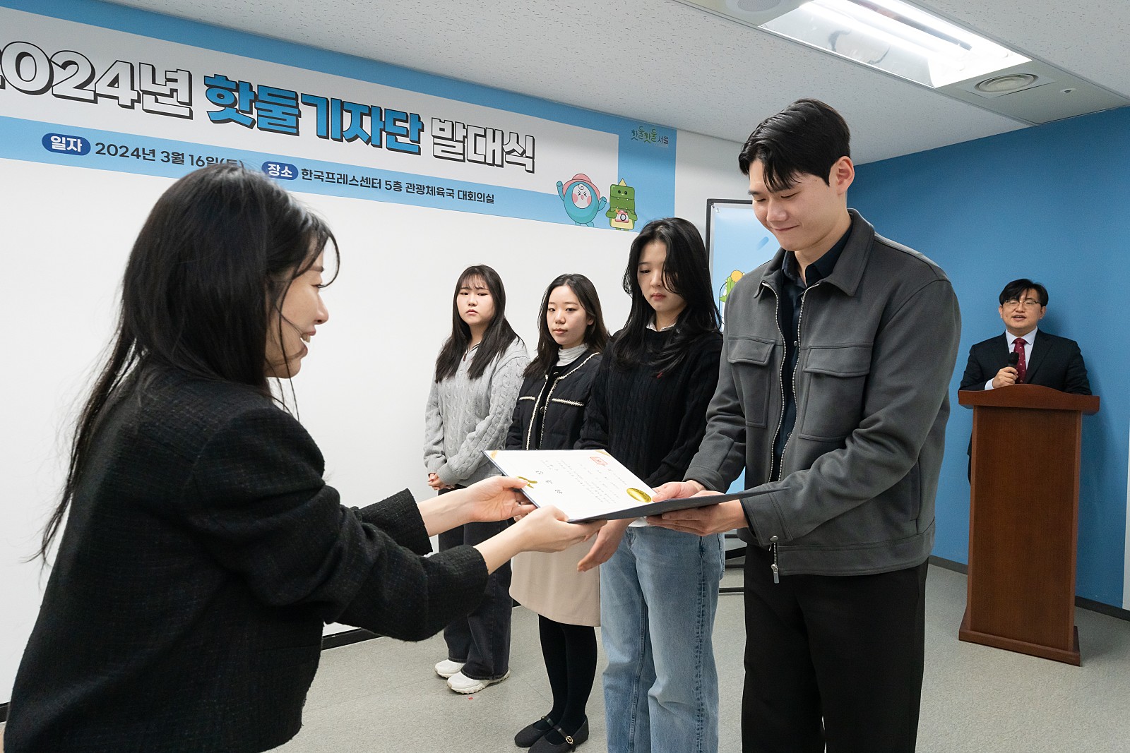 자리에는 'PRESS' 멋지게 적힌 기자단 기자증이 있네요.
발대식 시작도 안 했는데, 아직 위촉장도 안 받았는데
눈앞에 놓인 기자증만 봐도 기자단 되었다는 제 자신에 취할 뻔했어요.
