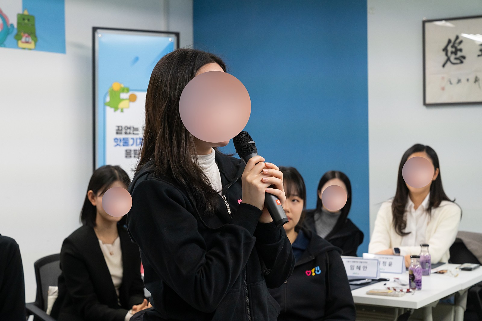 위촉장을 수여 받고는 간단한 자기소개 시간이 있었습니다.
앞서 들었던 것처럼 체육 관련 전공자​ 분들도 많이 계시고
전공은 관련 없지만 취미로 운동​하시는 분들이 주로 계셨어요.
