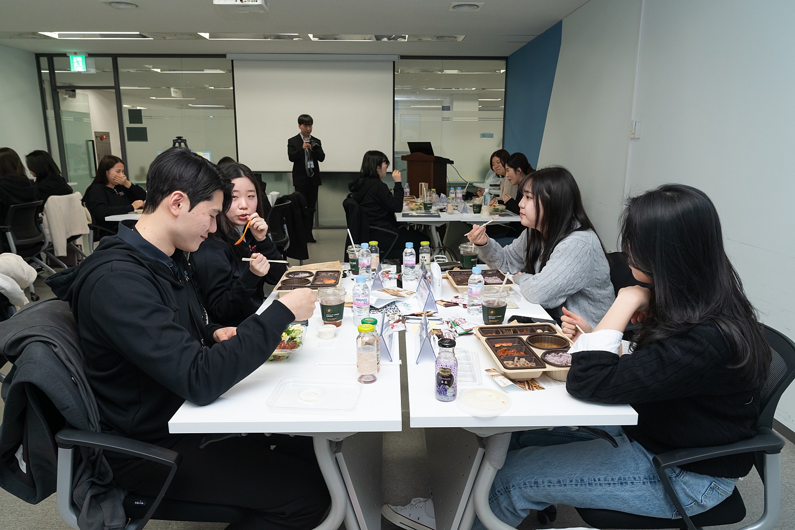 8_%EC%A0%90%EC%8B%AC_(2).jpg 1부가 끝난 후 잠깐의 쉬는시간과 자기소개 시간을 가지고 난 후 2부가 시작되었습니다.
2부에서는 핫둘기자단 활동에 대한 OT와 특강이 진행되었어요.