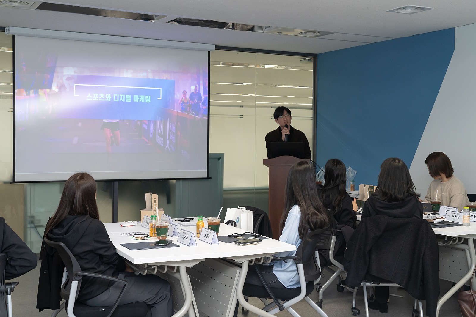 활동에 대한 설명이 끝나고 조원들뿐만 아니라 6기 기자단 모두를 알아보는 시간을 가졌습니다.
​
정말 20명 모두 생활체육에 진심이었고 짧은 소개였지만 대단한 분들이셨어요!
함께 열심히 핫둘기자단 활동을 할 생각을 하니 두근두근했답니다ㅎㅎ
