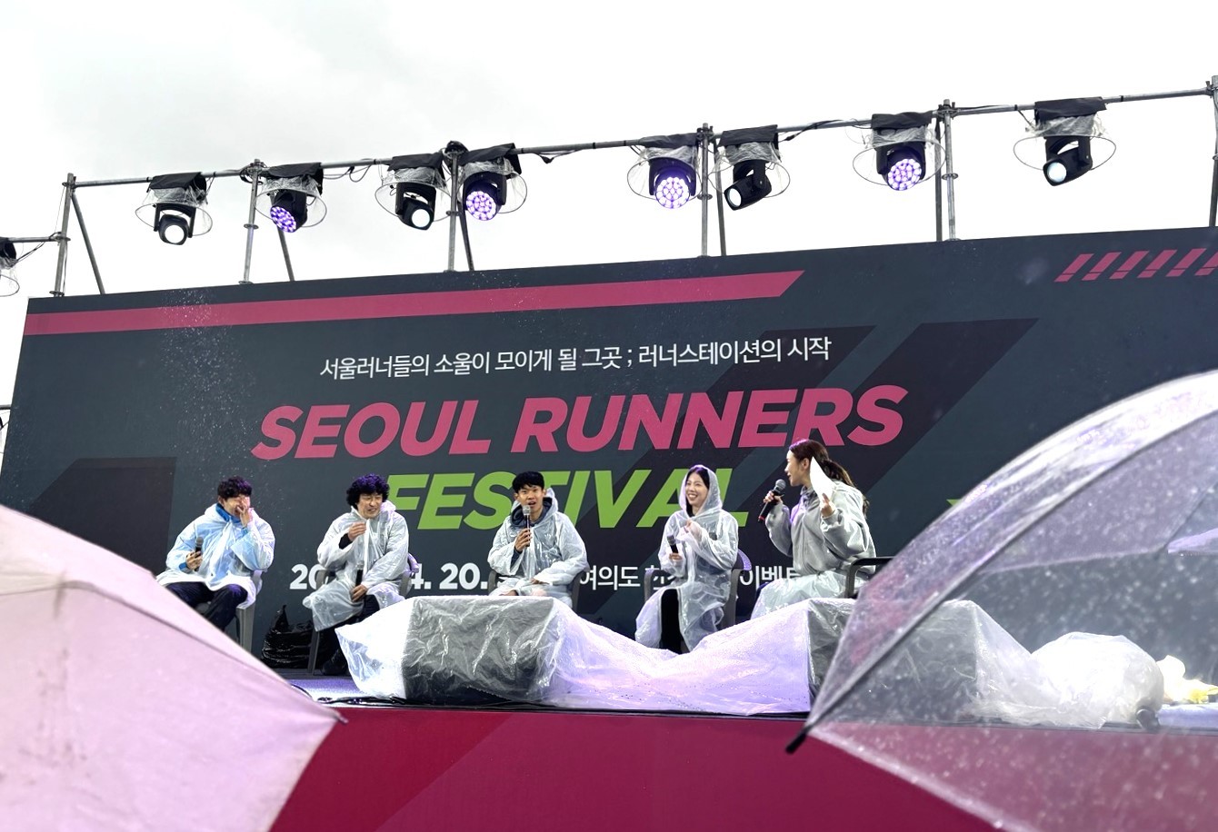 이날 행사에서는 크루 랭킹전과 8K 오픈런, 크루 플리마켓과 25개 스포츠 기업이 참여한 러닝 페어 등 다양한 프로그램이 개최되었는데요. 