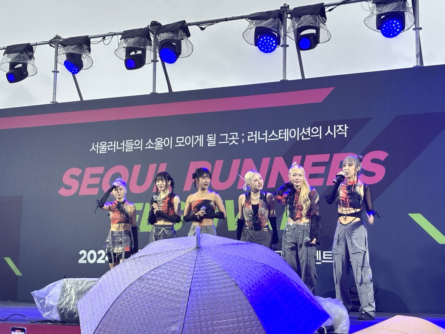 다음으로는 '올해의 러닝크루’를 뽑기 위한 크루랭킹전의 시상식이 열렸습니다.먼저 3위에는 27분 50초의 기록으로 크루 ‘톢톢’이 차지하였습니다.
