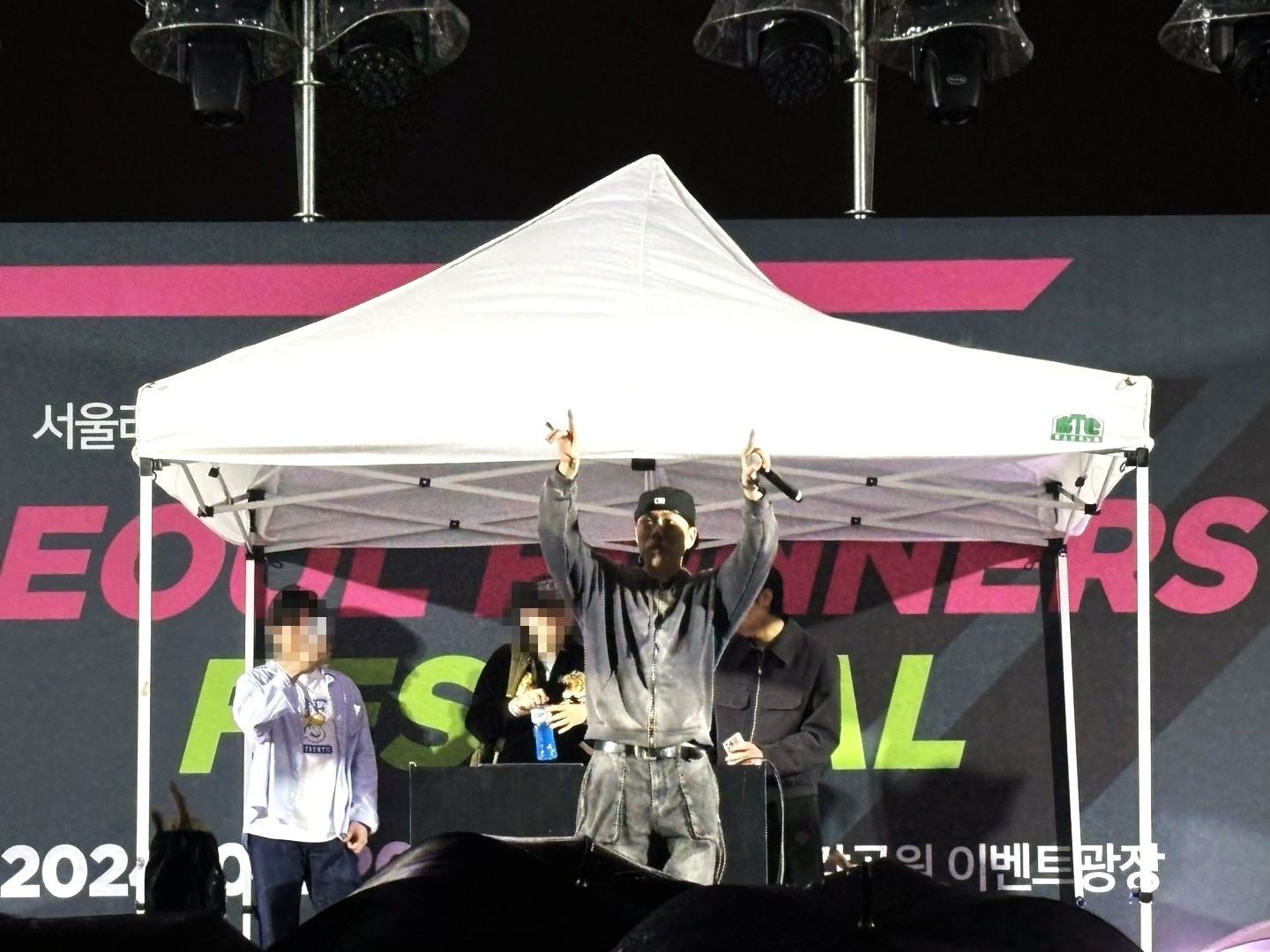 2위에는 무려 1초 차이로 ‘여의도 러닝크루’가 27분 49초를 기록하며 2위에 올랐습니다. 마지막으로 대망의 1위는 27분 21초의 기록을 세우며 ’97 소란스런’ 크루가 수상하였습니다.
