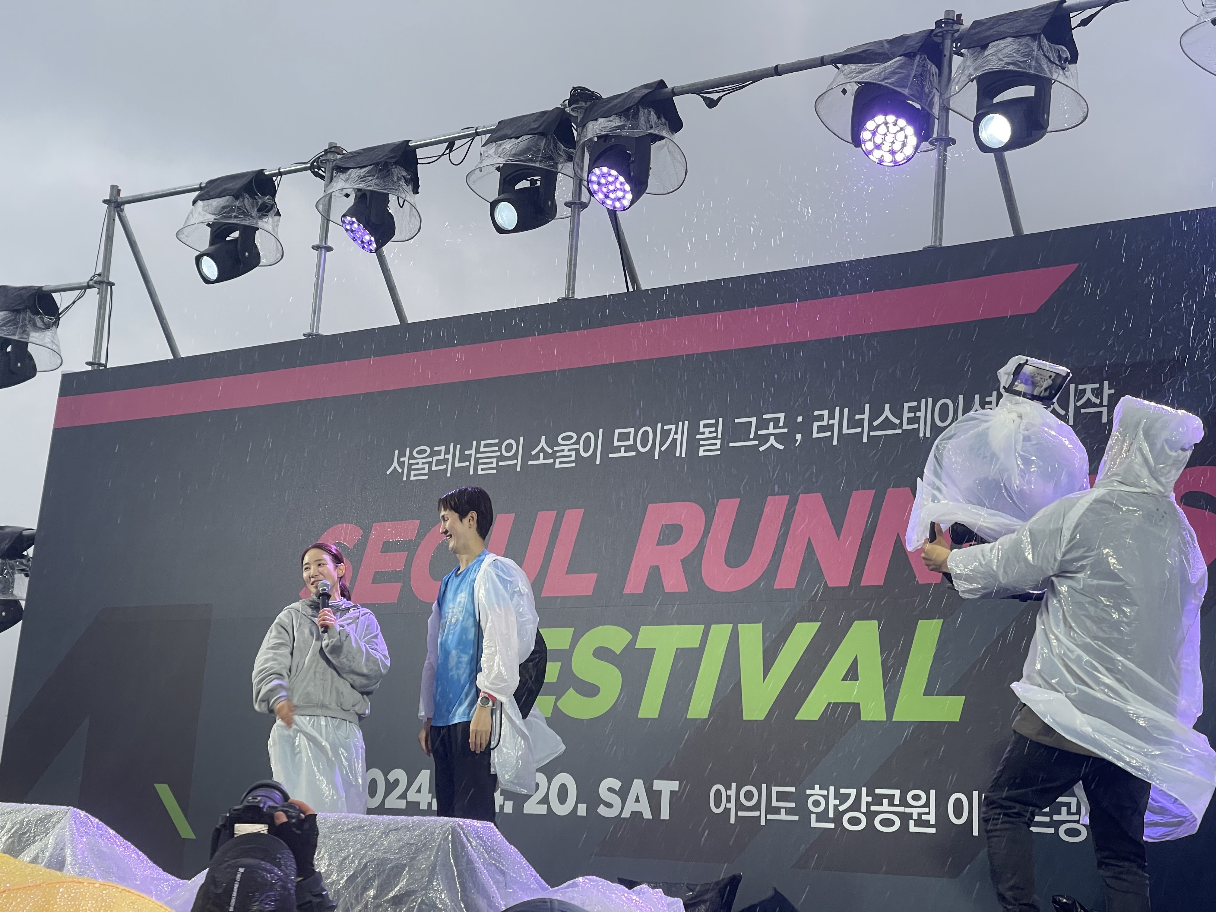 양질의 토크쇼 다음 순서로, 경품 추첨과 시상식이 이어졌습니다!
