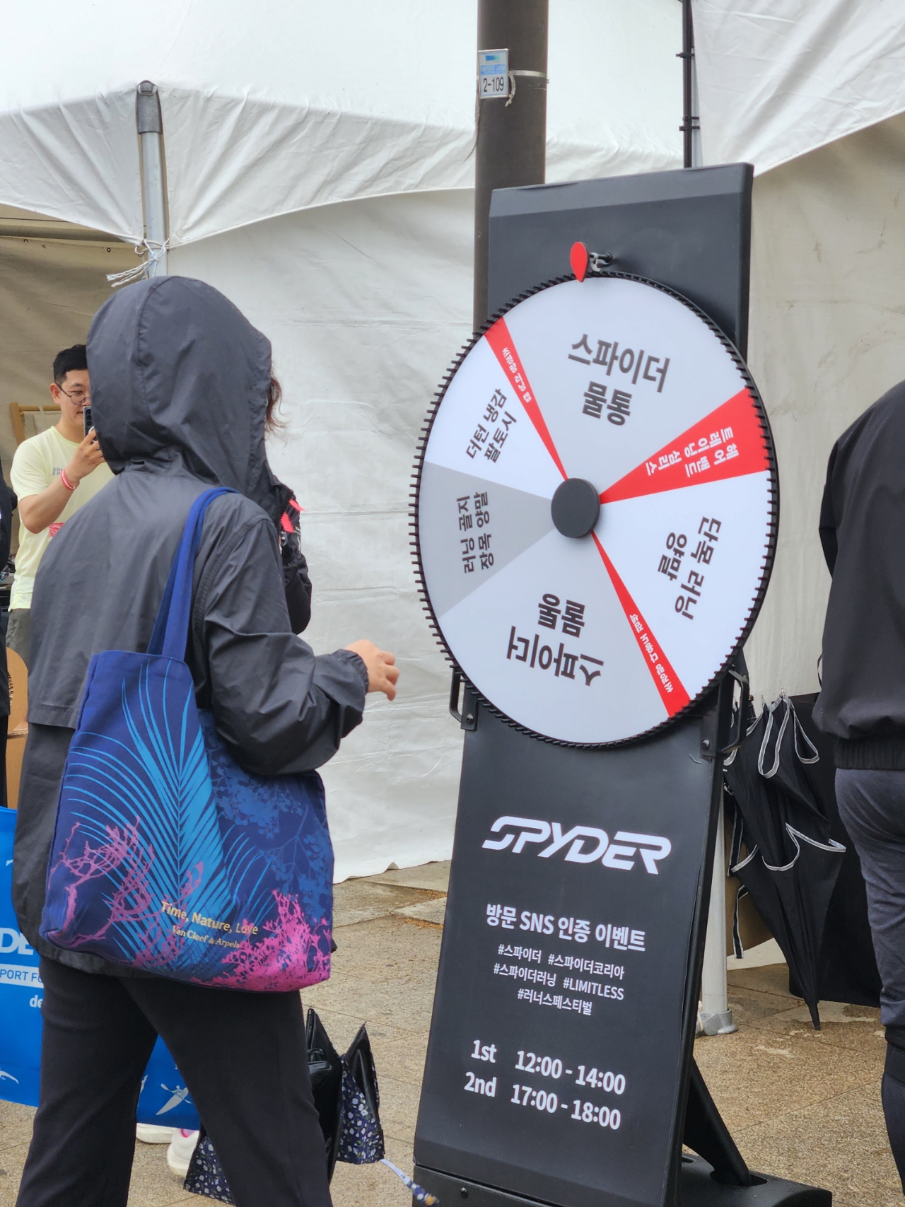 경품이 달린 줄넘기 많이 뛰기 등 여러 행사가 준비되어 있었습니다.즐겁게 행사 참여하고 있으시던 러닝크루 소속의 크루원 분들께서 러닝이 즐겁고, 운동화 하나만 가지고 어디서든 할 수 있는 운동이기에 러닝을 즐기고 있다고 답해주셨습니다.
