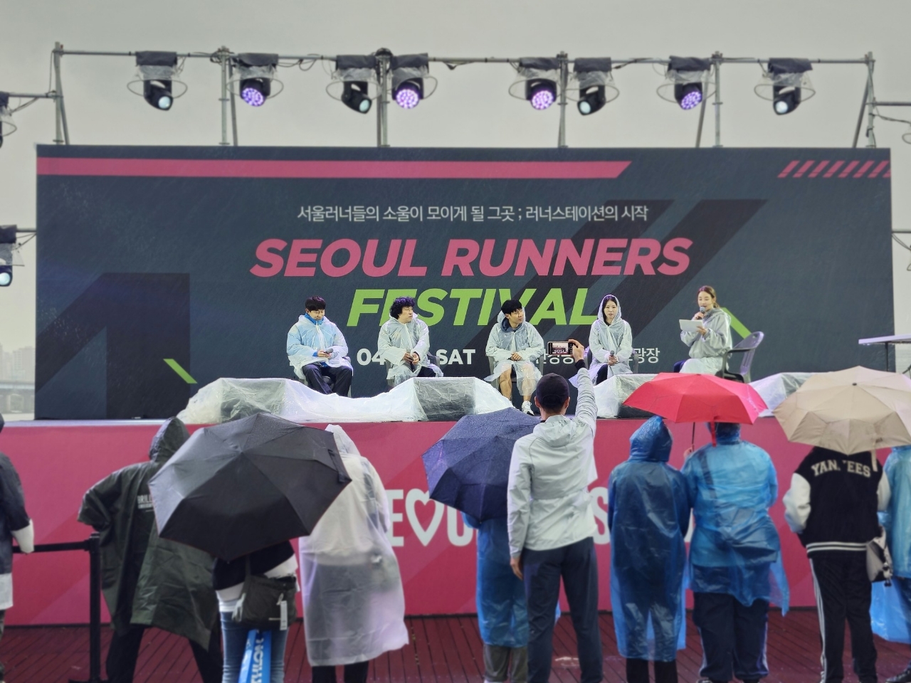 서울 러너스 페스티벌 2024.04.20 여의도 한강공원
비가 오는 궂은 날씨에도 열정 넘치는 많은 러너 분들이 행사장을 찾아주셨습니다.
