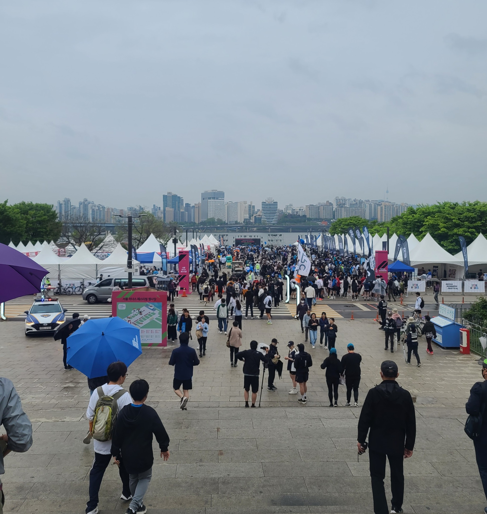 안녕하세요.핫둘기자단 김나래입니다.지난 4월 20일 여의도 한강공원에서 서울 러너스 페스티벌이 개최되었습니다!
갑작스러운 기상 악화로 인한 비와 강풍에도 러너들의 열정은 식을 줄을 몰랐는데요,뜨거웠던 그 현장을 생생하게 전달해 드리겠습니다!
