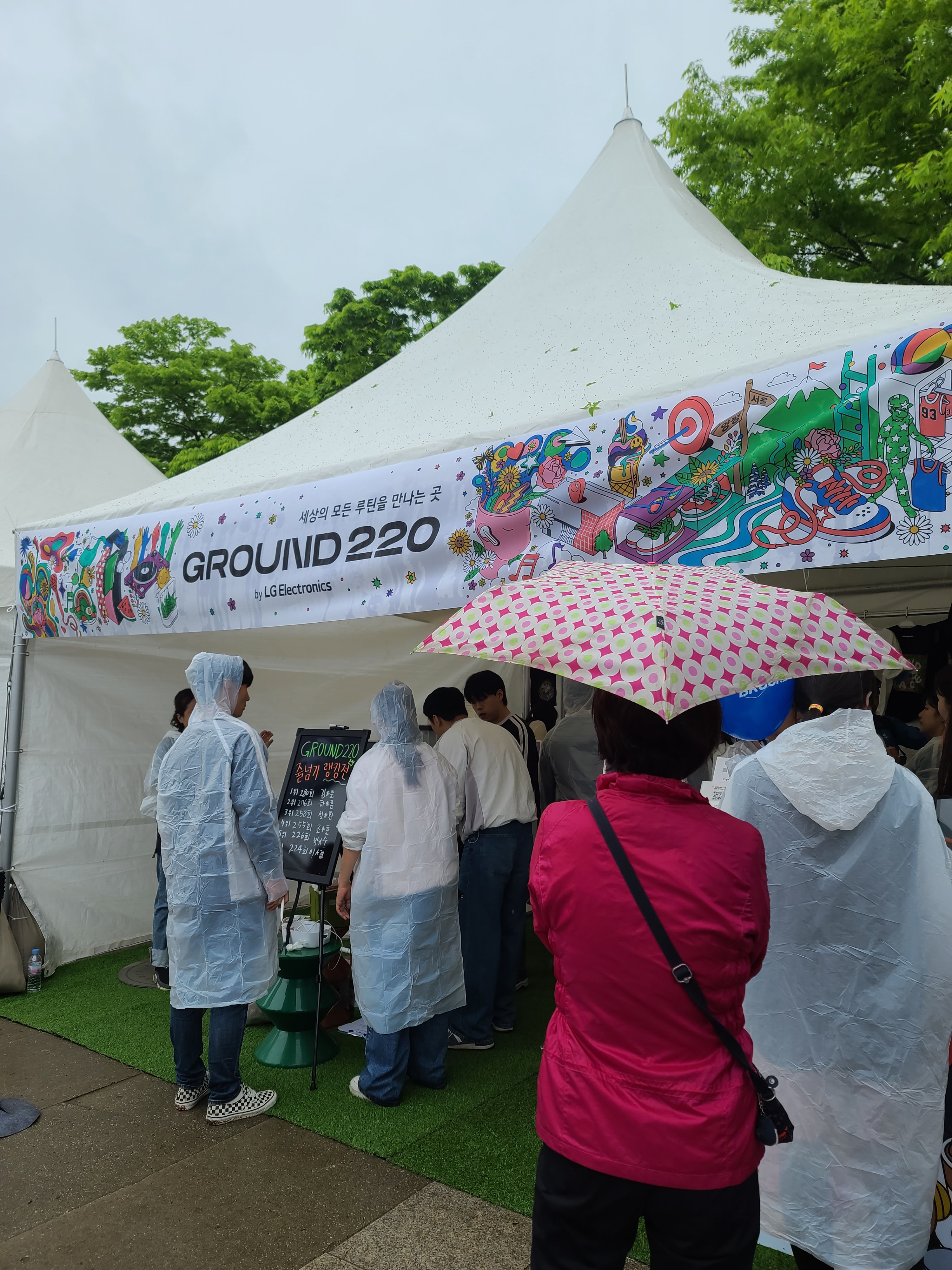 다양한 스포츠 기업들은 러닝페어에서 러닝에 도움이 되는 제품과 기술들을 소개하고, 러너들이 체험할 수 있도록 부스를 진행하였습니다.러닝 크루들은 애장품 및 자체적으로 제작한 굿즈들을 판매하는 플리마켓을 진행하였습니다. 홍보 부스 외에도 다양한 이벤트가 준비되어 있었는데요,