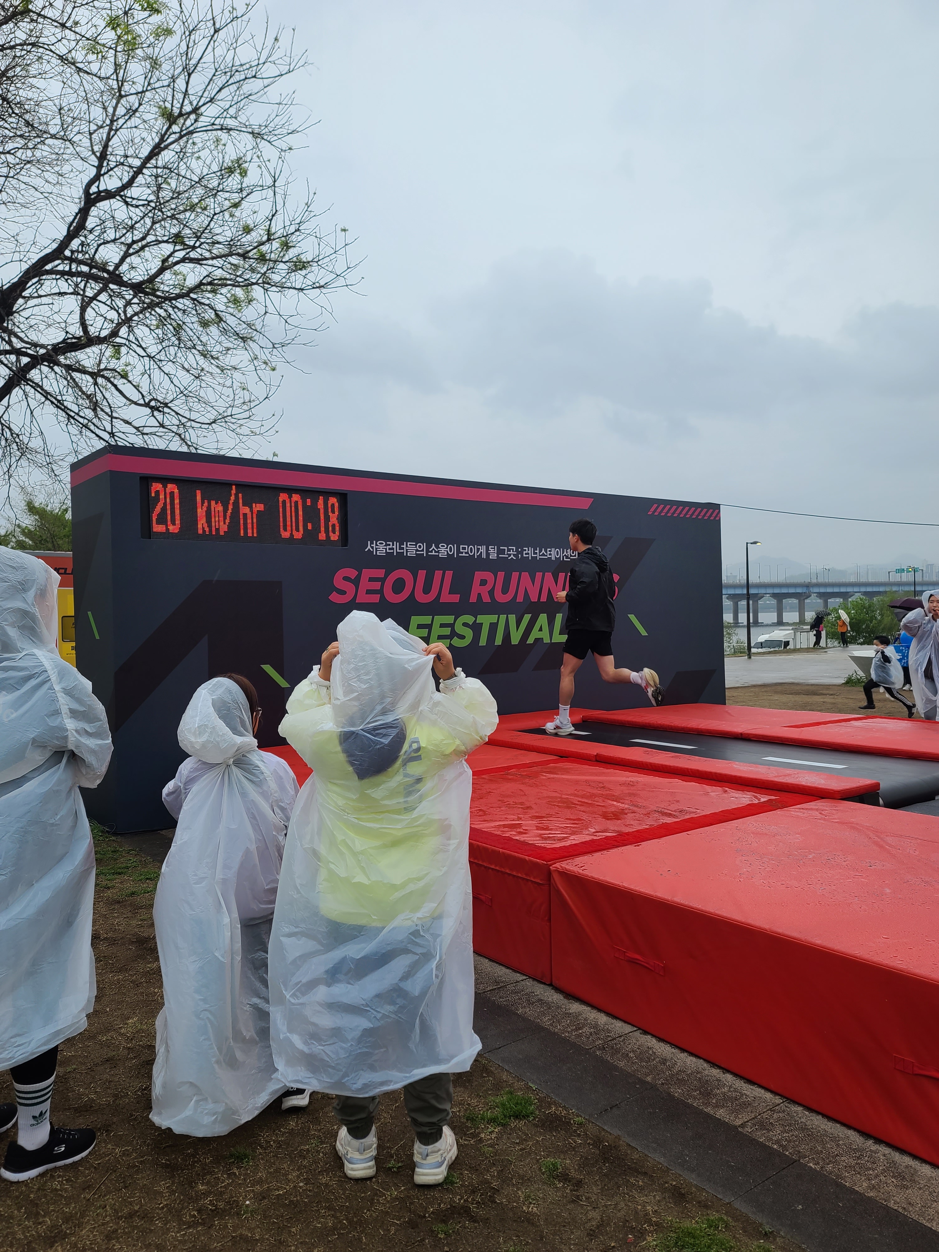 다양한 스포츠 기업들은 러닝페어에서 러닝에 도움이 되는 제품과 기술들을 소개하고, 러너들이 체험할 수 있도록 부스를 진행하였습니다.