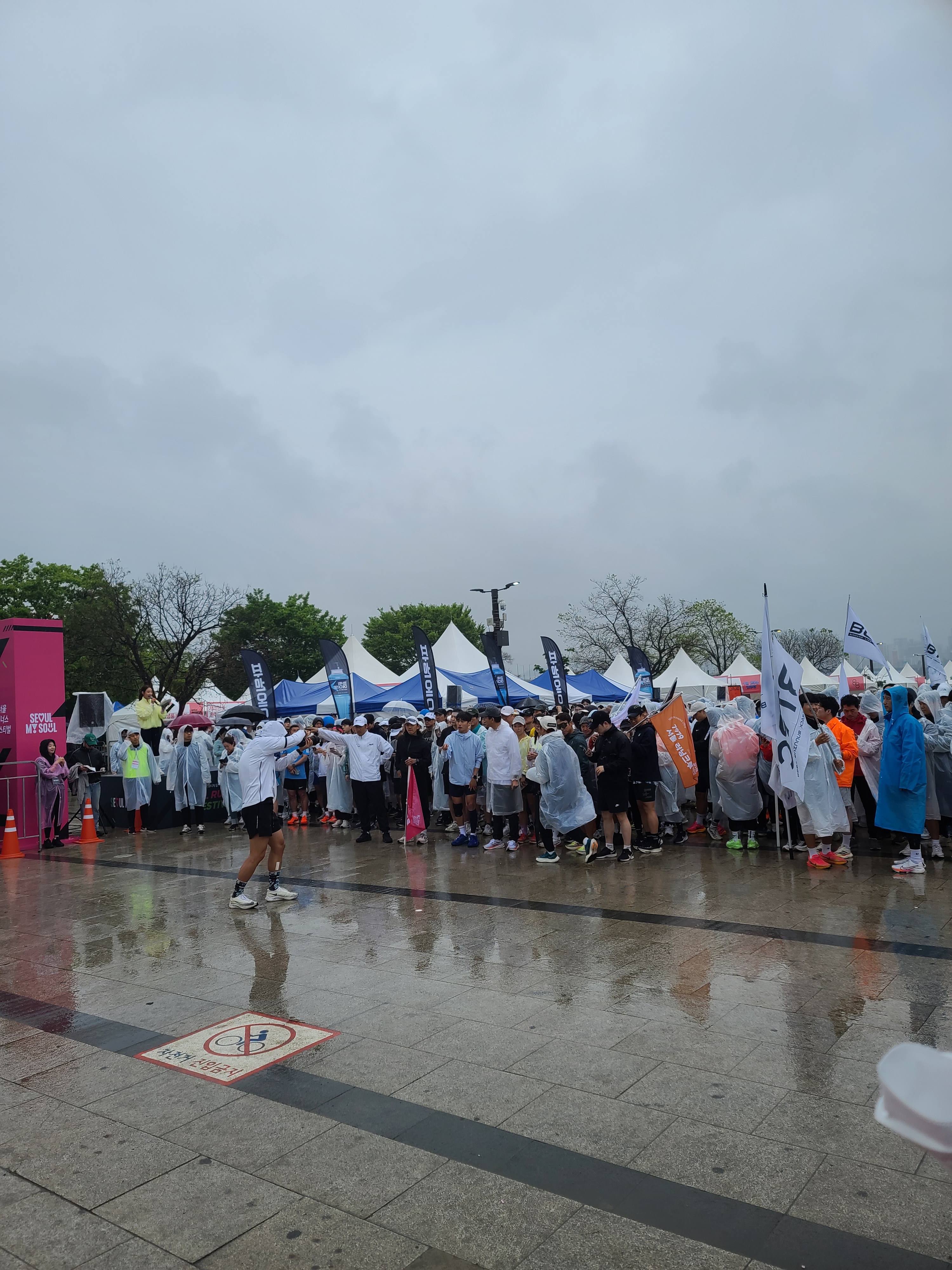 초대형 러닝머신에서 60초간 달려 마라톤 세계기록에 도전하는 자이언트 트레드밀 챌린지 부스가 러너들의 승부욕을 자극했답니다!