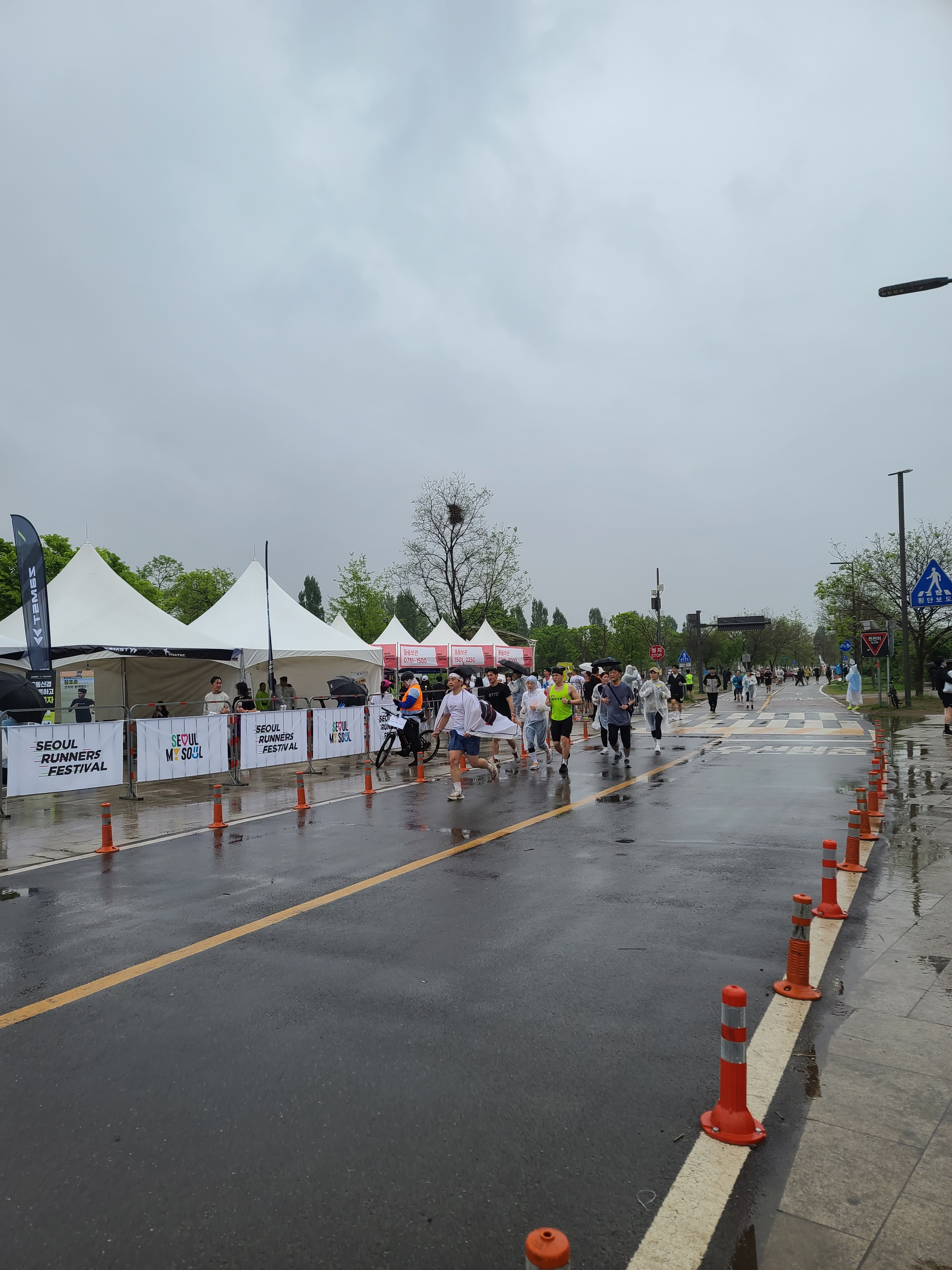 초대형 러닝머신에서 60초간 달려 마라톤 세계기록에 도전하는 자이언트 트레드밀 챌린지 부스에 대한 러너들의 관심이 많았습니다