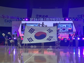 체육관 정문에 들어서자마자 부스들과 현수막이 맞이하고 있어 행사 장소를 어렵지 않게 찾을 수 있었습니다