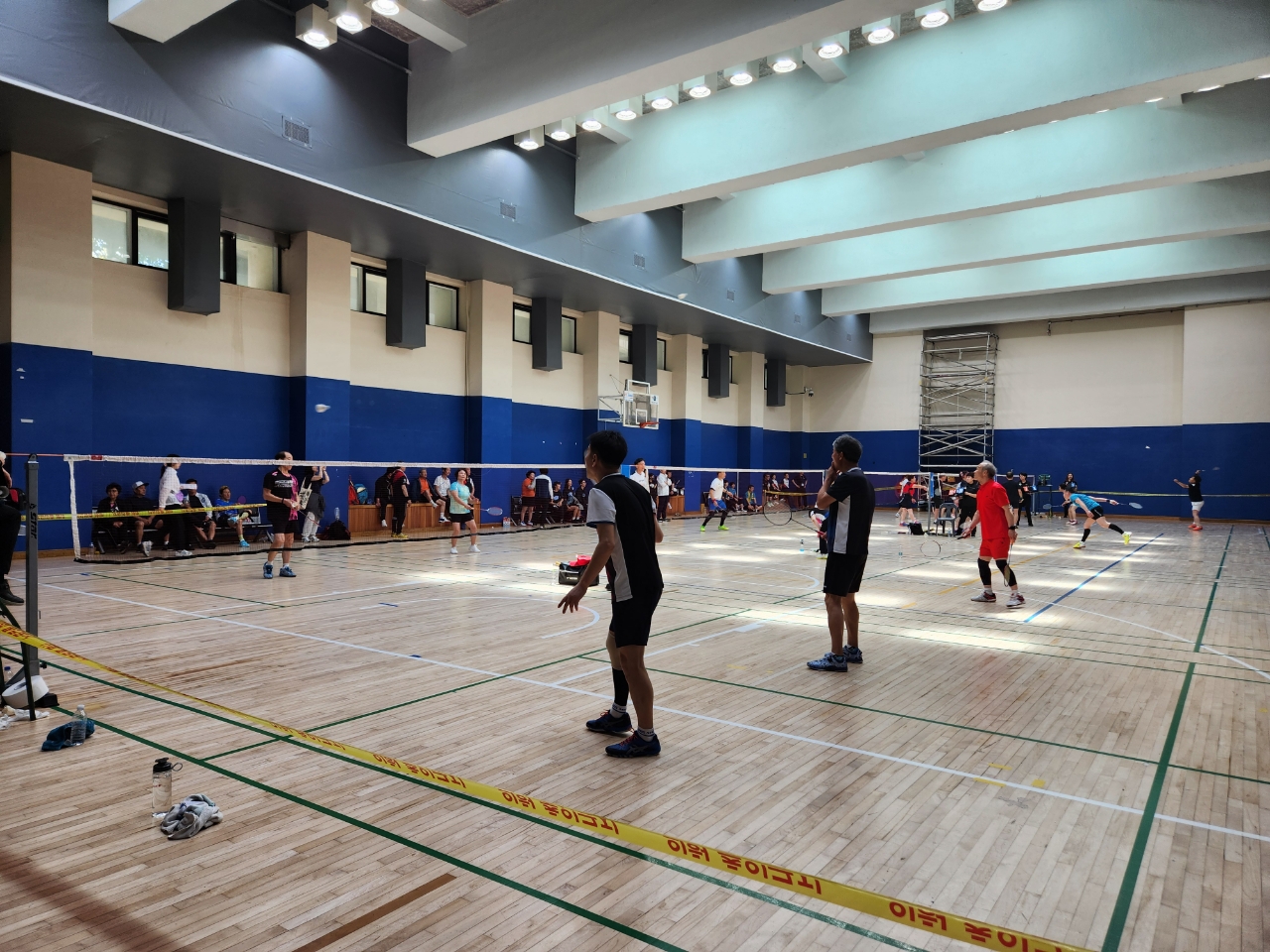 배드민턴 경기가 열리는 보조농구장과 보조배구장이 있었습니다