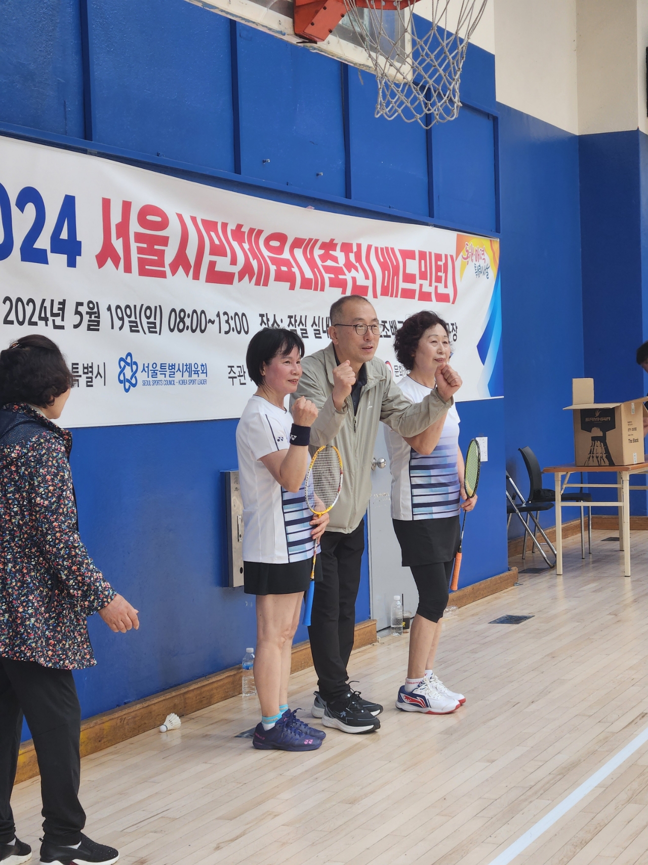 경기 나오는 사람들은 보통 30~40년간 배드민턴을 친 능력자들였습니다