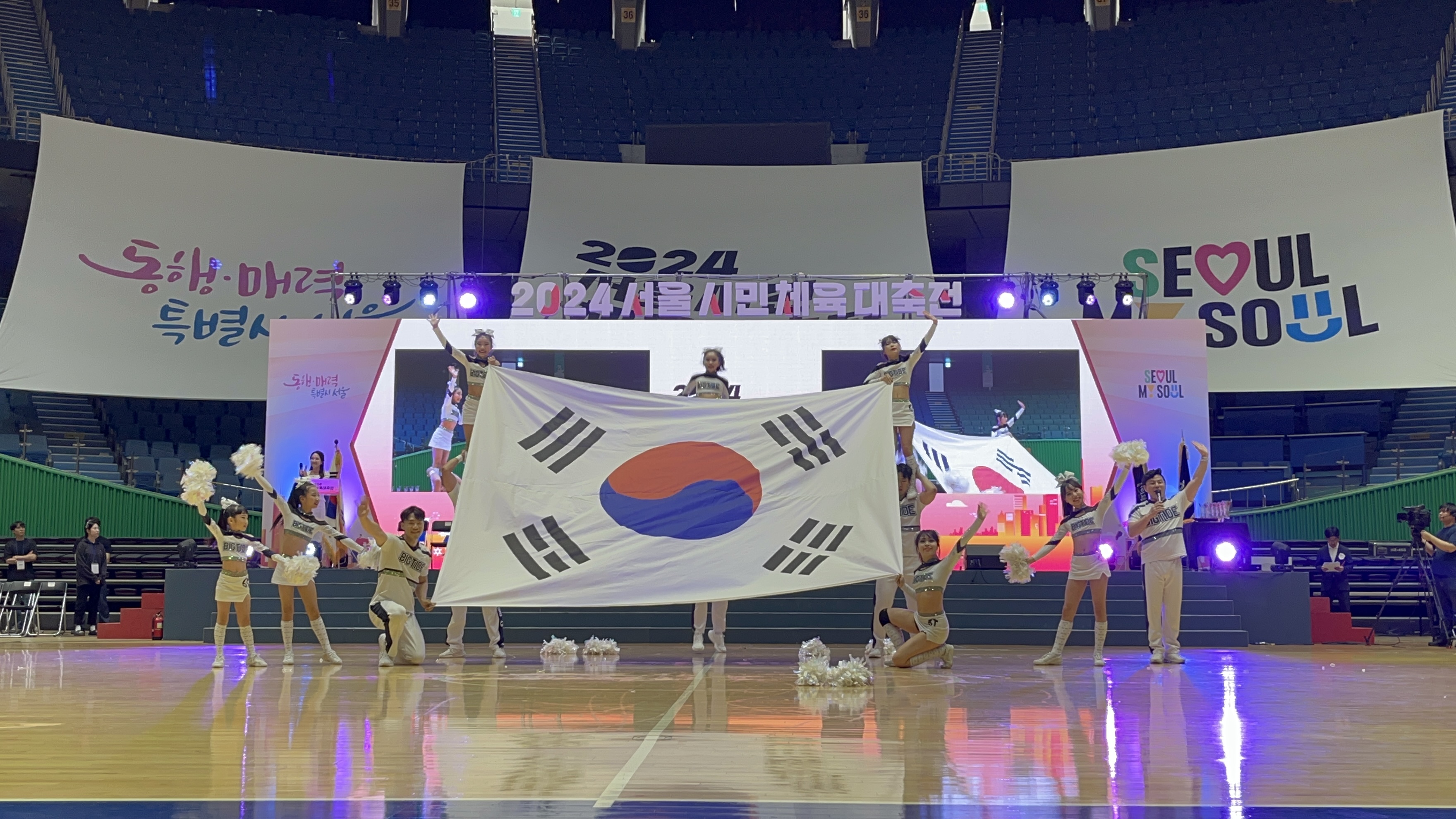 BIGTIDE 빅타이트 치어리딩 팀의 공연이 이어졌습니다.던지고 날고 정말 화려한 치어리딩이었습니다