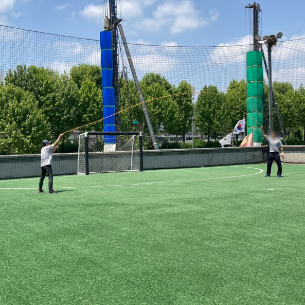 볼로볼은 끈으로 연결된 두 개의 공을 말하는데요.
이 볼로볼을 3단으로 구성된 사다리를 향해 던져서
사다리 바에 공이 걸리면 득점하는 뉴스포츠입니다