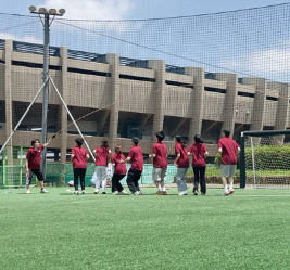 사다리로부터 5m 떨어진 지점에서 1인당 3개의 공을
던지게 되는데 가장 상단 바에 공이 걸리면 3점,
중간 바는 2점, 가장 아래 바는 1점을 얻게 됩니다