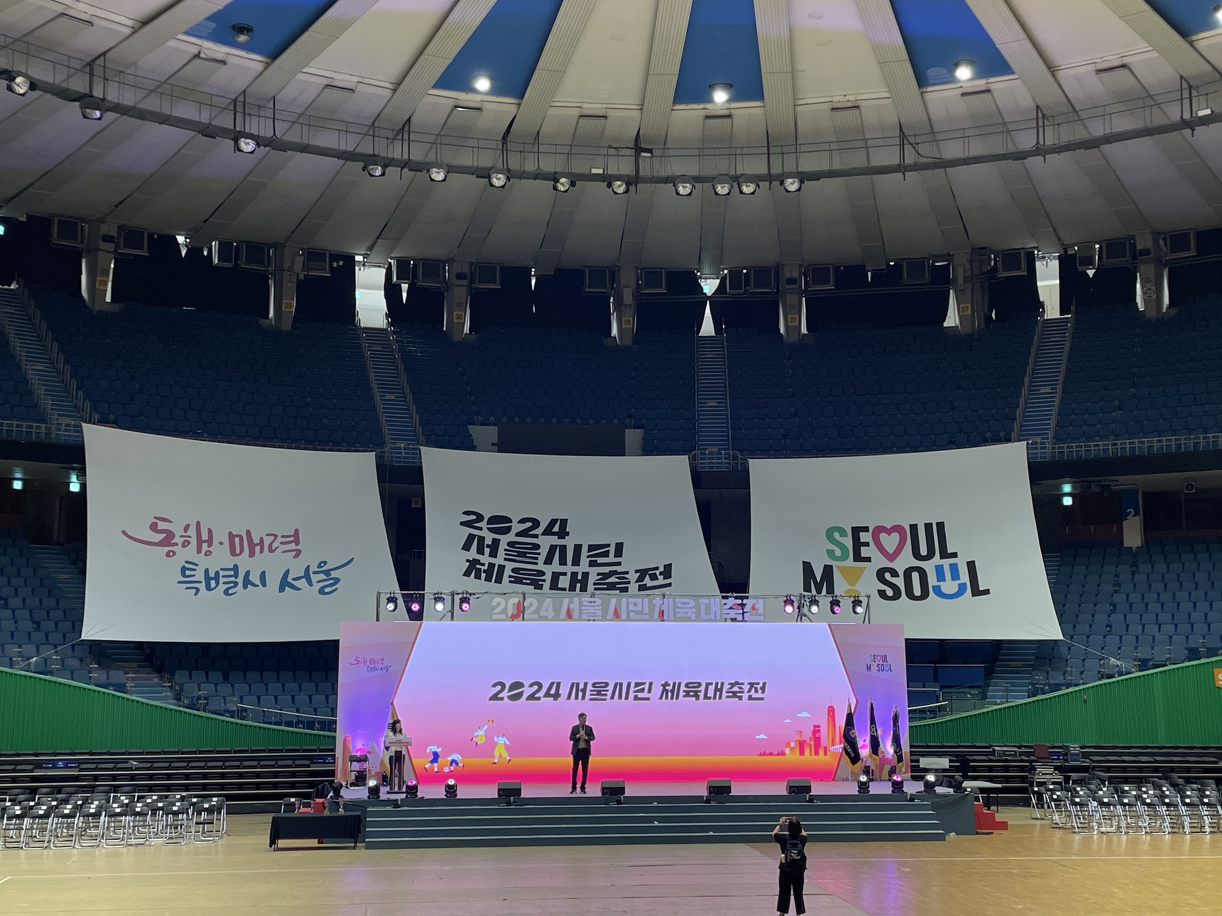 실내에서는 생활체조와 국학기공, 탁구가 진행되었습니다