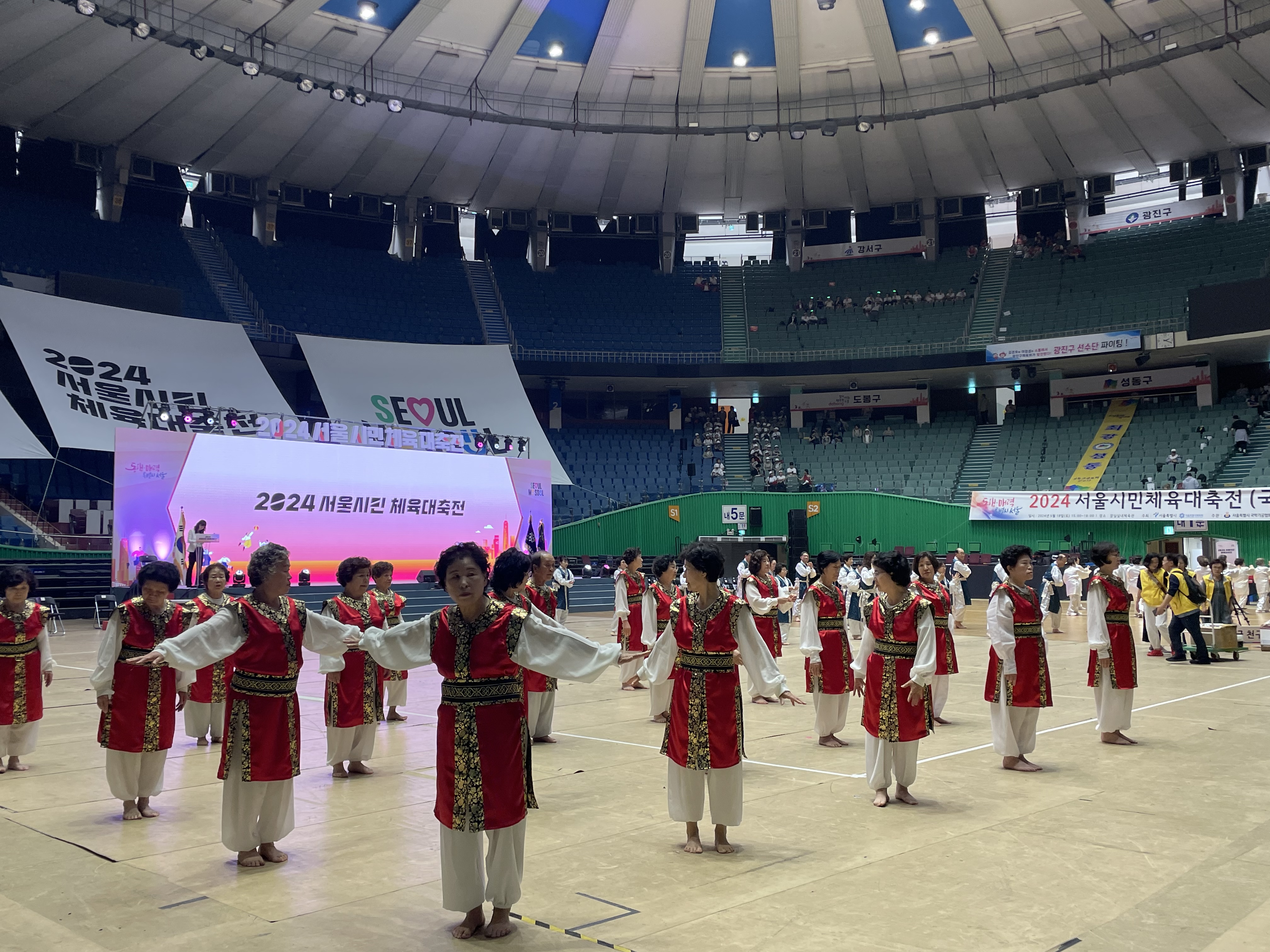 외부에서는 동호인종목, 시민참여종목 두가지로 스포츠경기가 진행됩니다