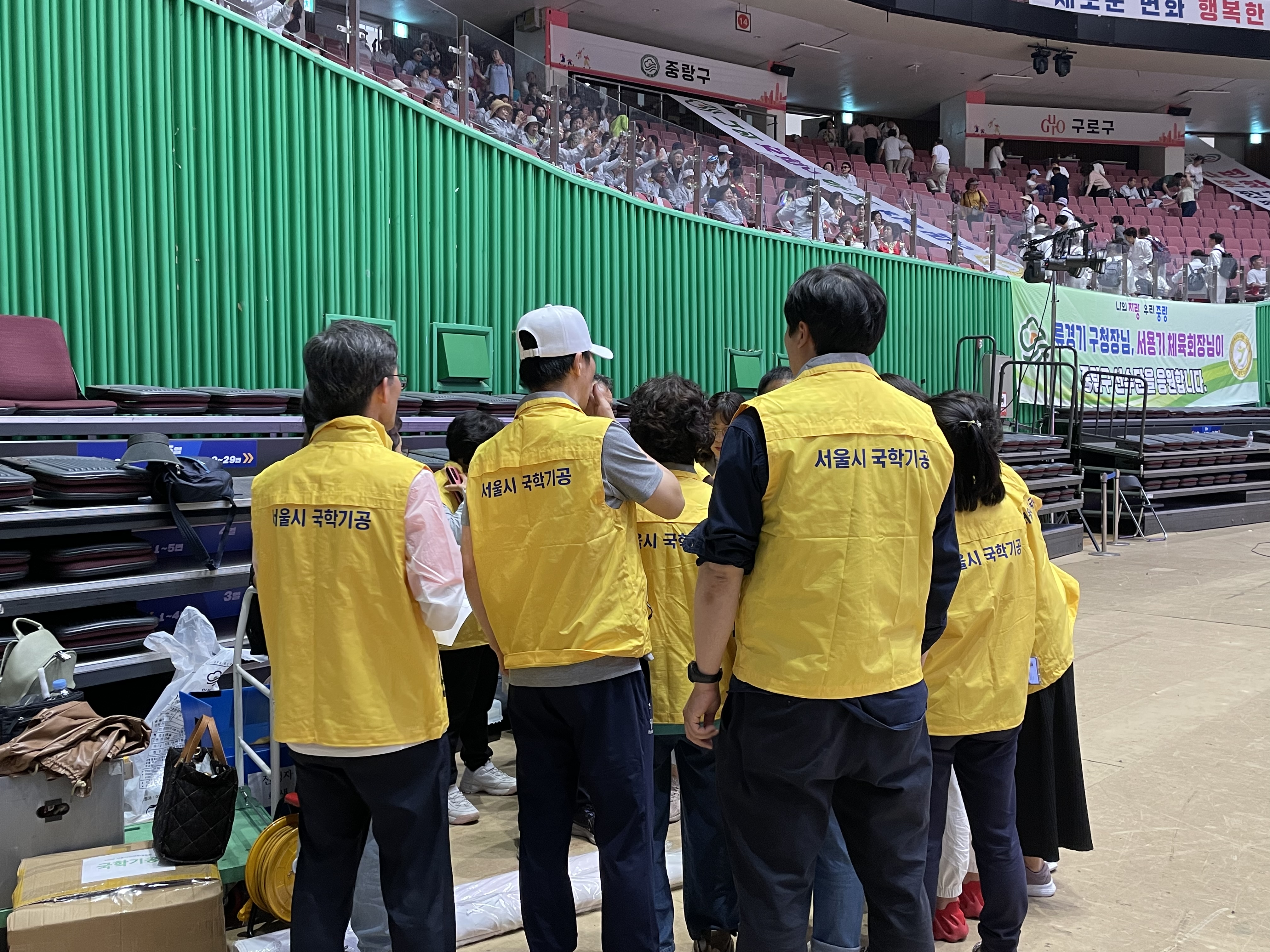 국학기공 공연을 중심으로 취재하러 왔기에 바로 체육관 실내로 들어갔습니다