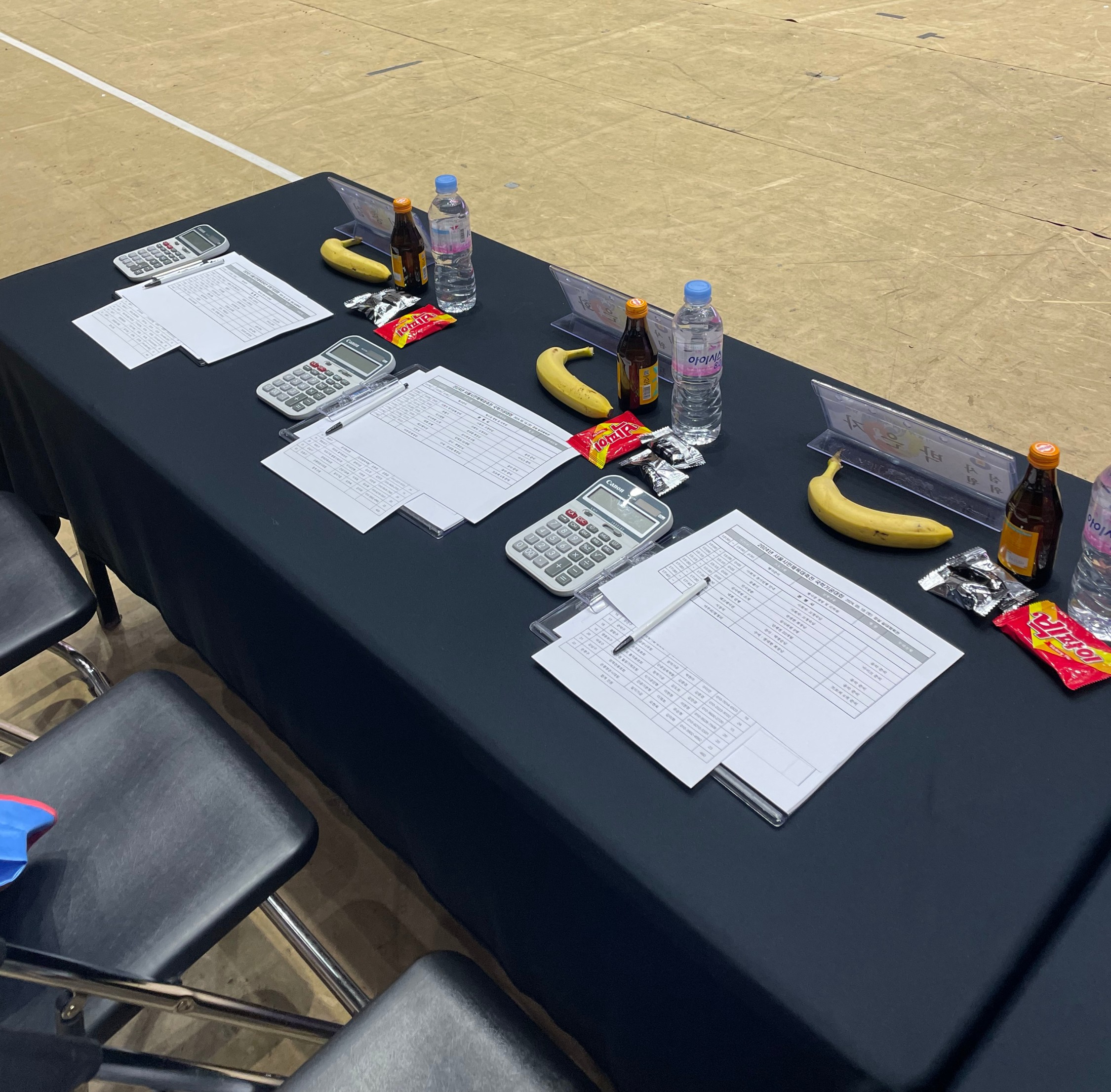 밝은 옷차림의 공연단분들이 바로, 생활체조 공연단분들였습니다><br style=