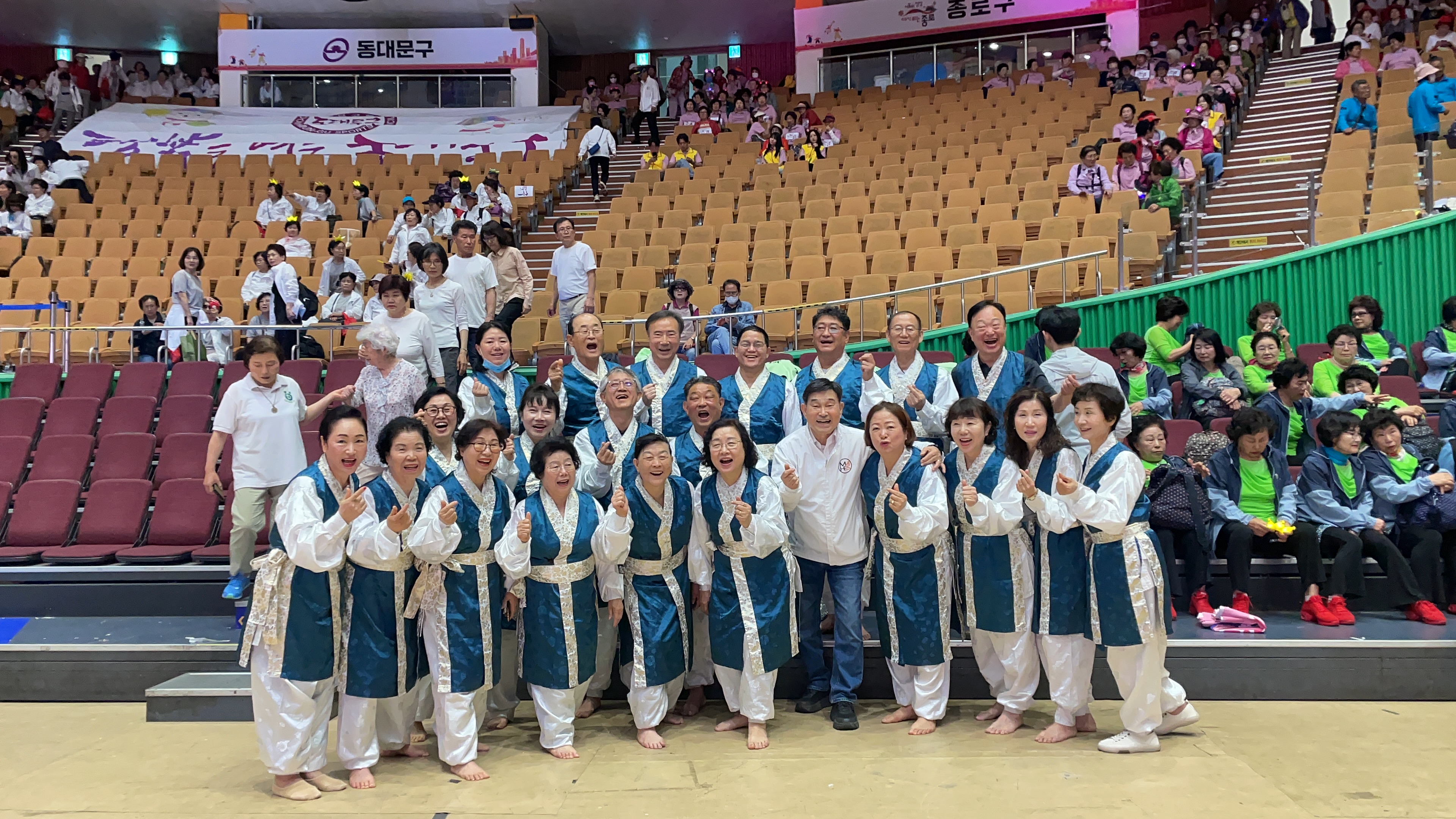 옷 스타일을 비롯해, 공연단분들의 표정과 목소리를 보고 들으니 밝은 에너지를 느낄 수 있었습니다