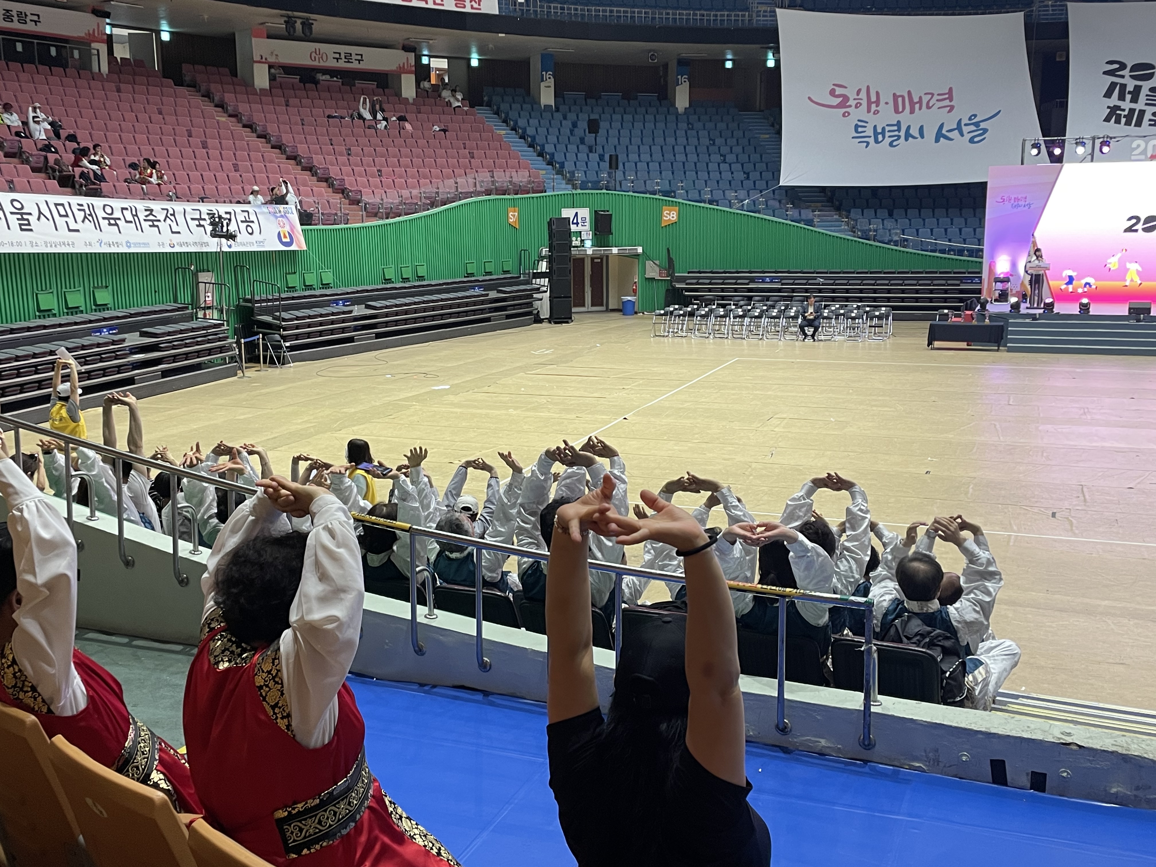 국학기공 공연이 시작되기 전에, 국학기공 대표분의 연설이 진행되었습니다