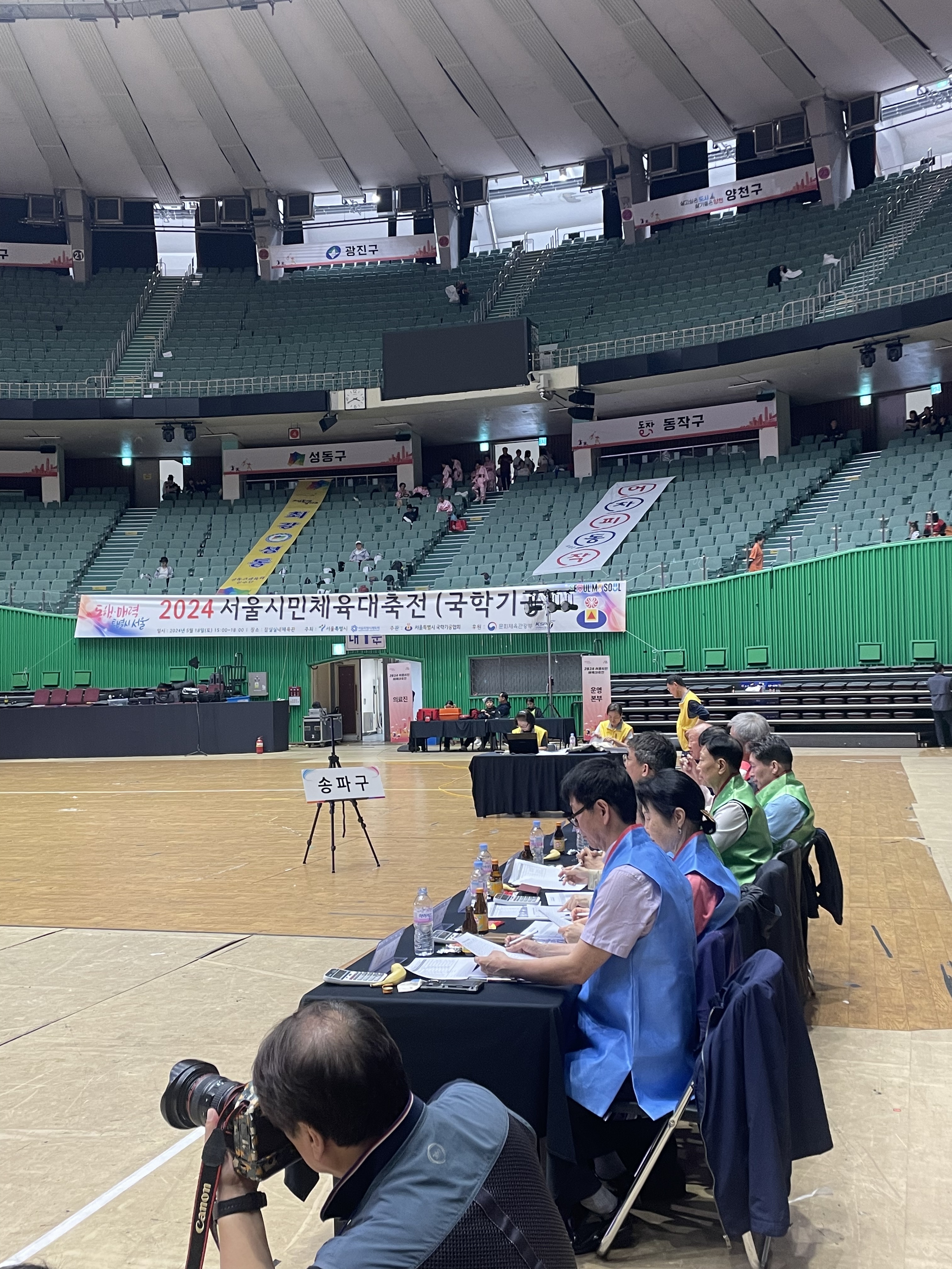 공연시작 시간인 3시가 다가오니, 관계자분들도 분주해지고 심사위원좌석 세팅도 시작되었습니다