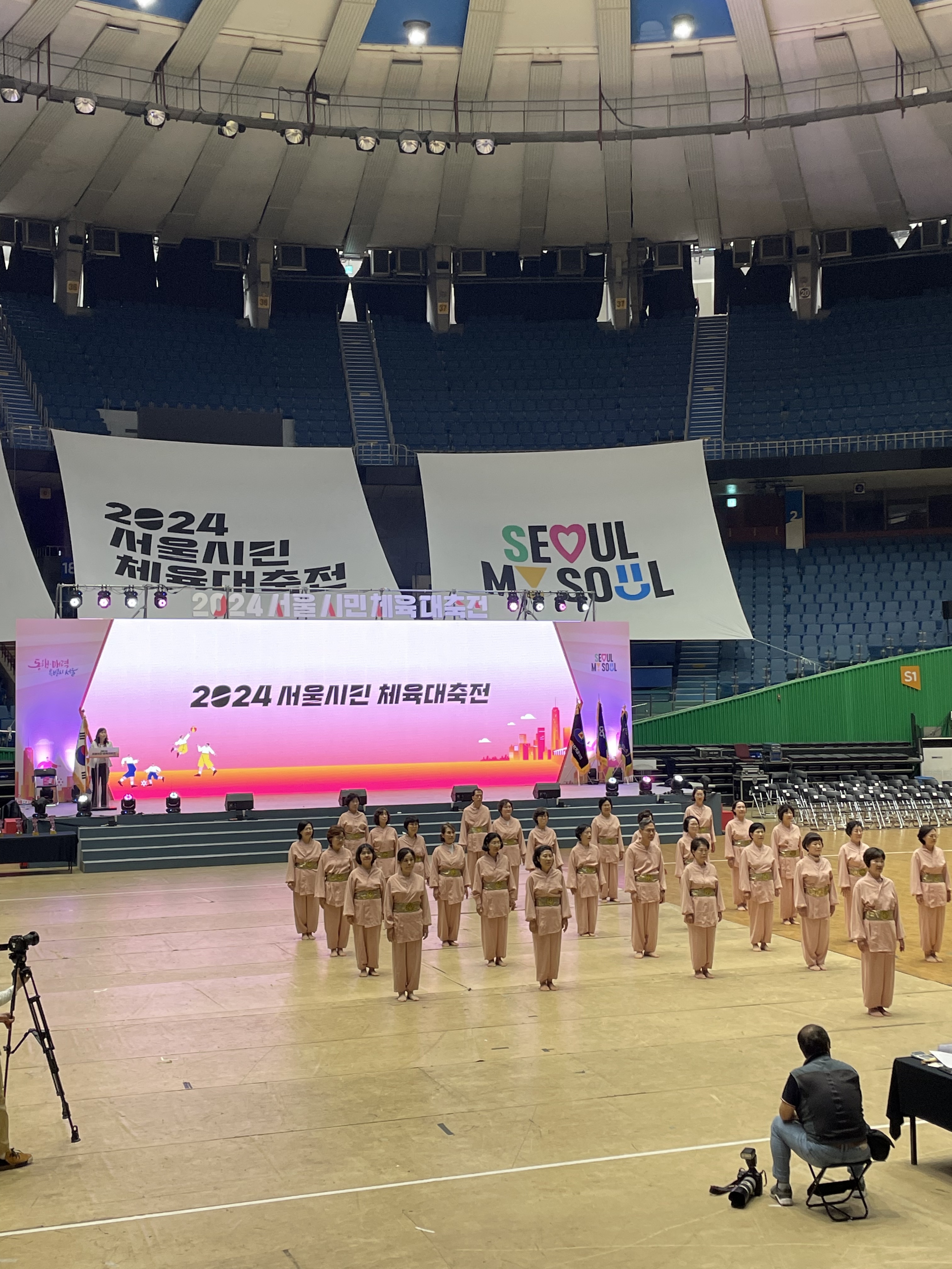 긴장한 모습으로 연습을 하시던 국학기공 공연단분들을 보니, 더욱 더 온마음 다해 응원하게되었습니다