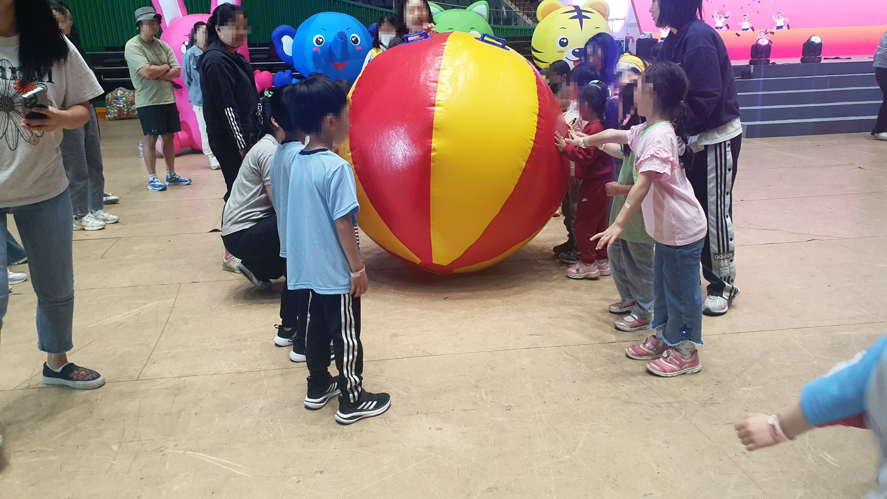 유아들의 준비운동을 시작으로 본 프로그램이 진행됐습니다