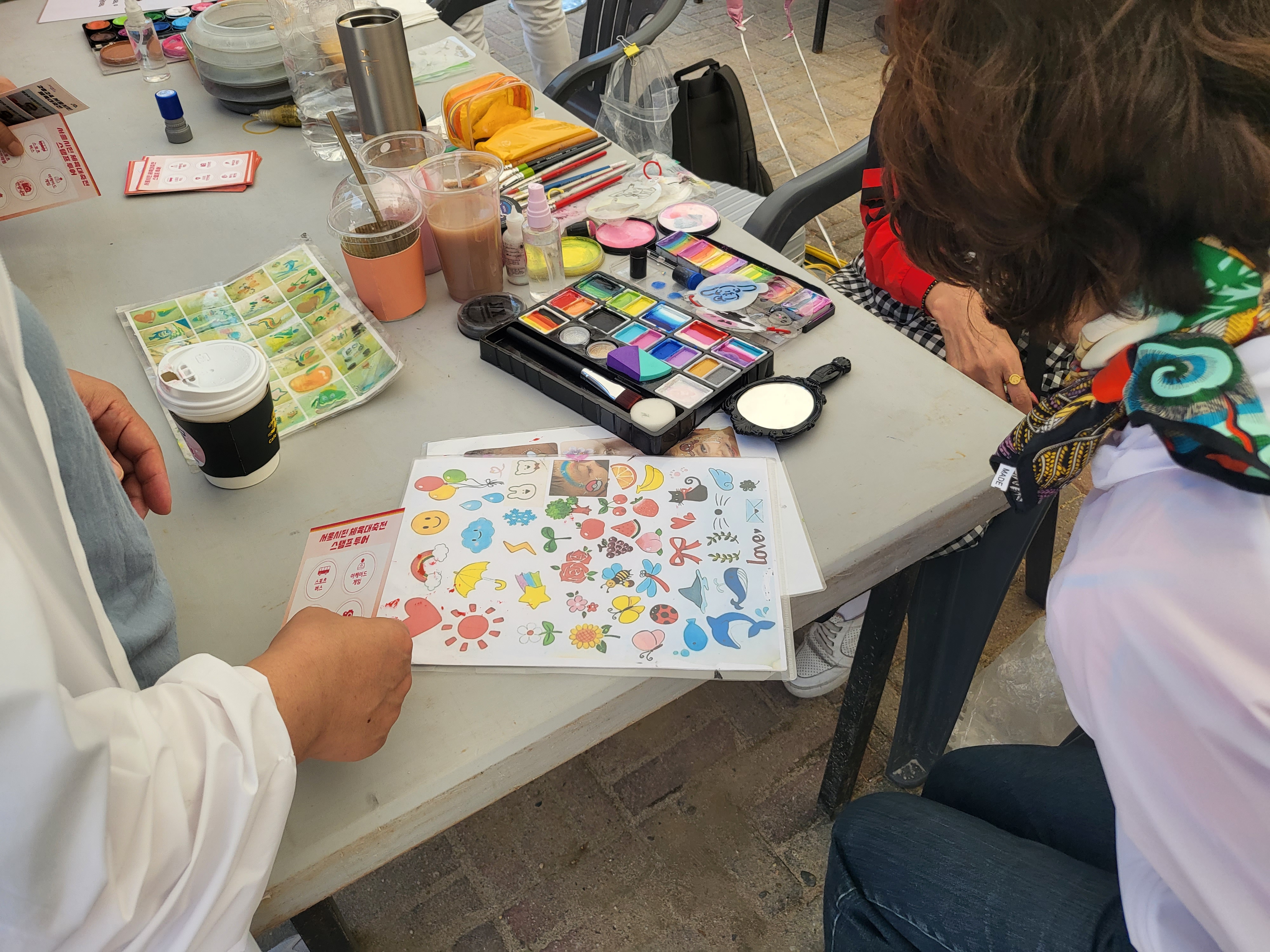 다양한 메이크업 도구와 스티커로 자신감 넘치는 자신을 꾸밀 수 있는 기회도 있었습니다