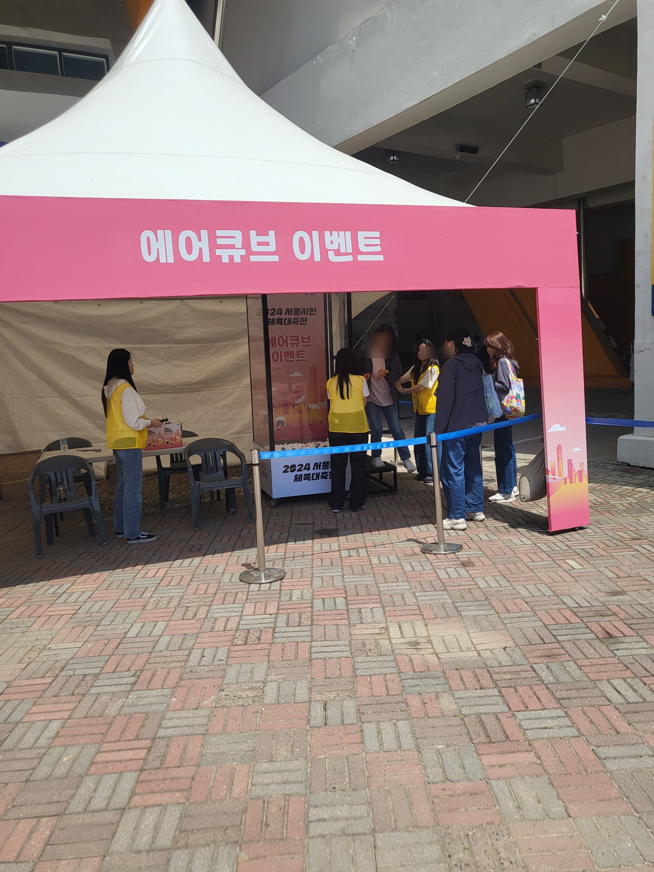 다양한 이벤트 중 에어큐브에 들어가서 빨간 공을 잡으면 연필세트를 주는 이벤트도 진행했습니다