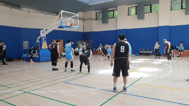 슈팅을 하는 과정에서 파울을 하거나 팀 파울을 5번하면 얻어지는 자유투에서 성공하는 은평구 선수의 모습입니다