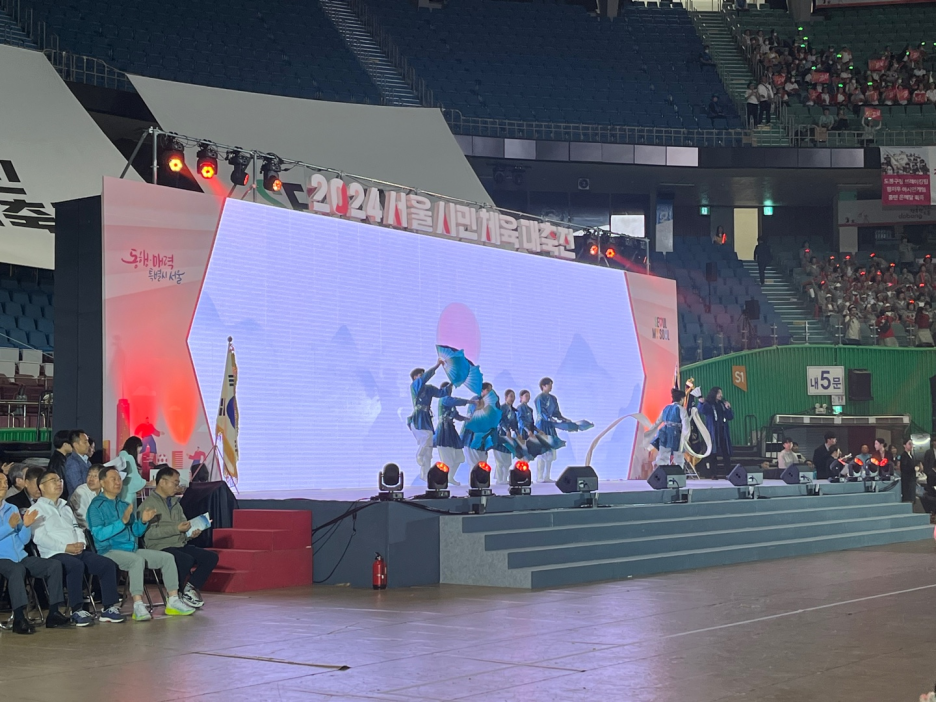 체육관에 들어가자 서울 25개 자치구의 응원소리로 가득했습니다