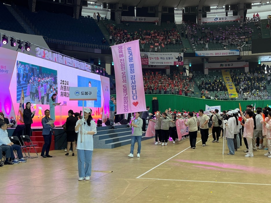 오프닝 공연의 시작으로 전통무예인 택견 무대와 아리랑 음악에 맞춰 상모, 부채춤이 시작되었습니다