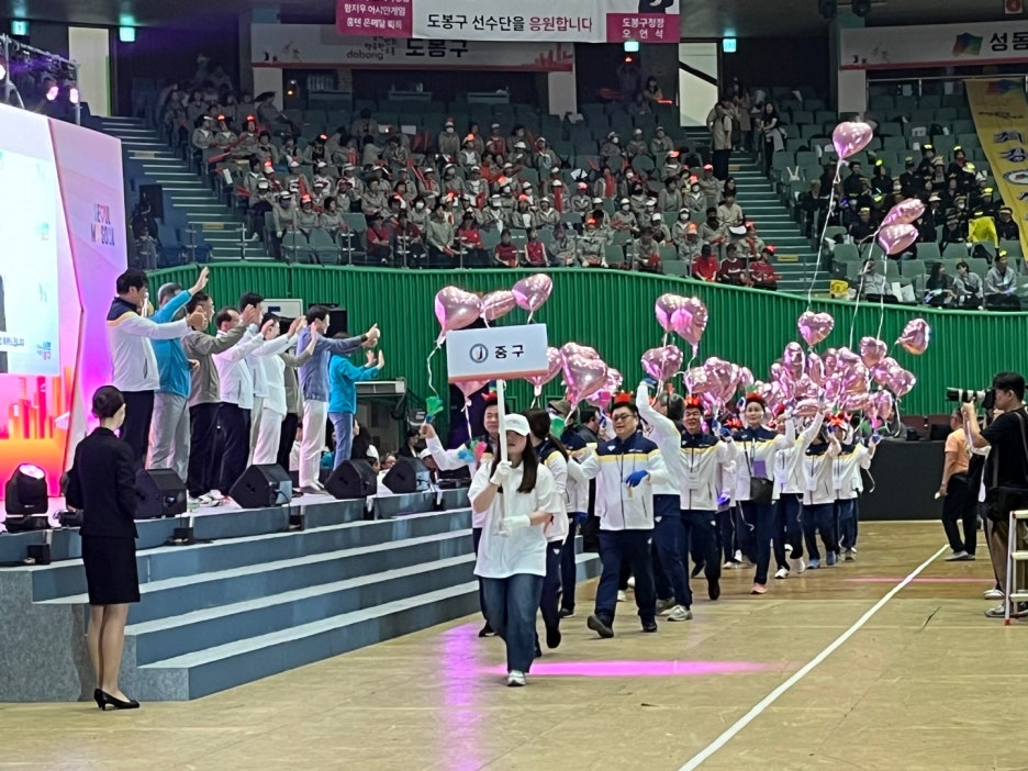 은평구에서는 어린 친구들이 태권도 퍼포먼스와 함께 입장하는 모습이 너무 귀엽고 멋있었습니다