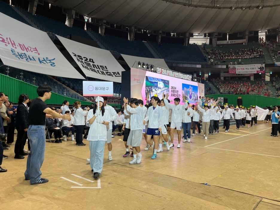 다음으로 국미의례와 내빈소개로 이어졌습니다