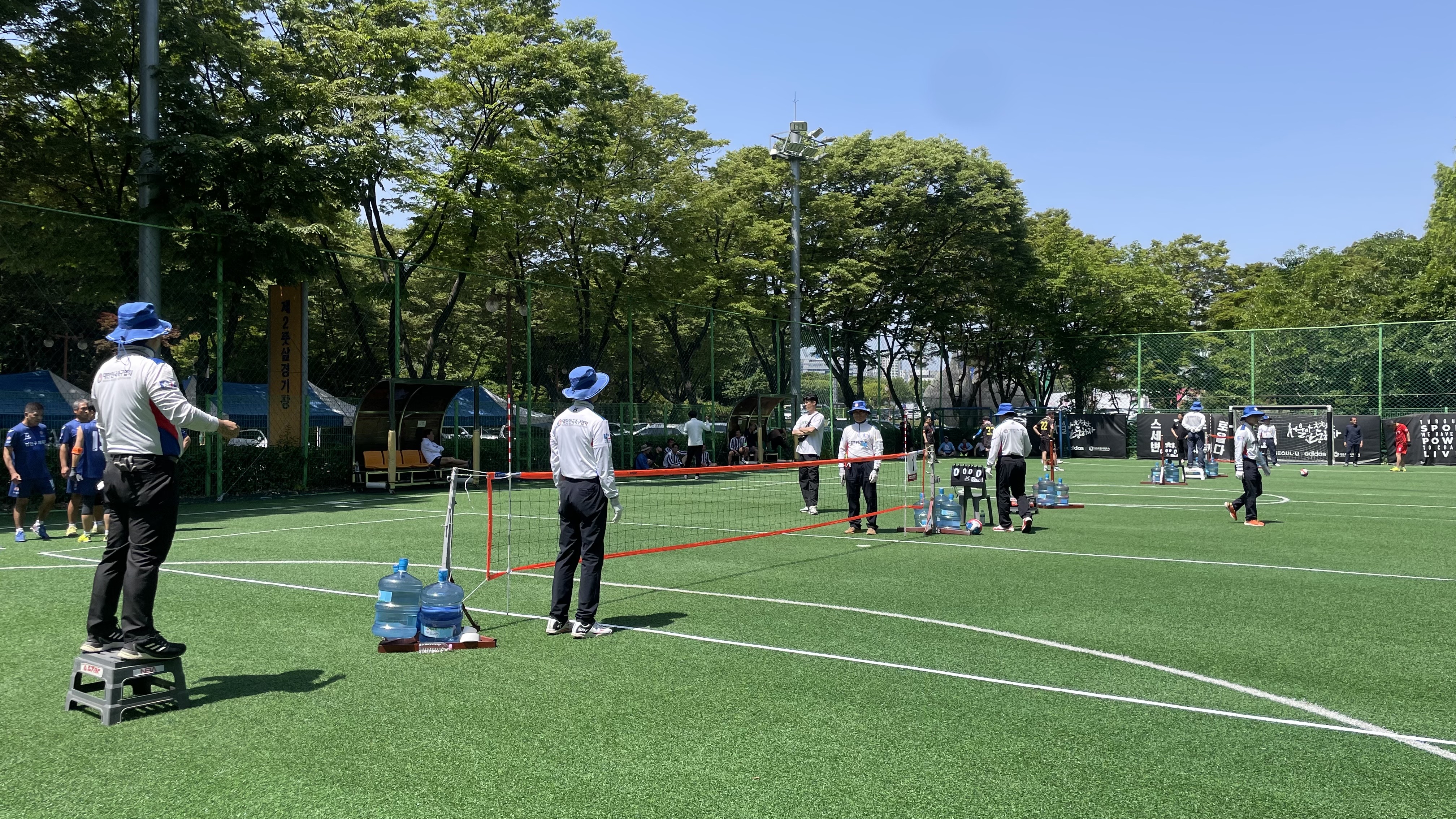 KakaoTalk_20240522_202511095_12.jpg 체육관 주변에는 부대시설과 부스가 있었습니다