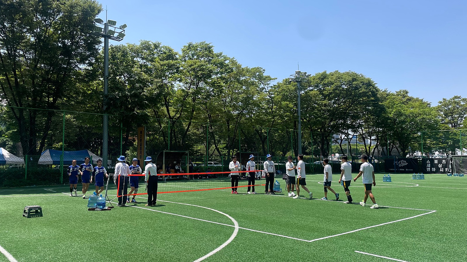 334334.jpg 족구는 축구와 배구의 요소를 결합한 스포츠입니다